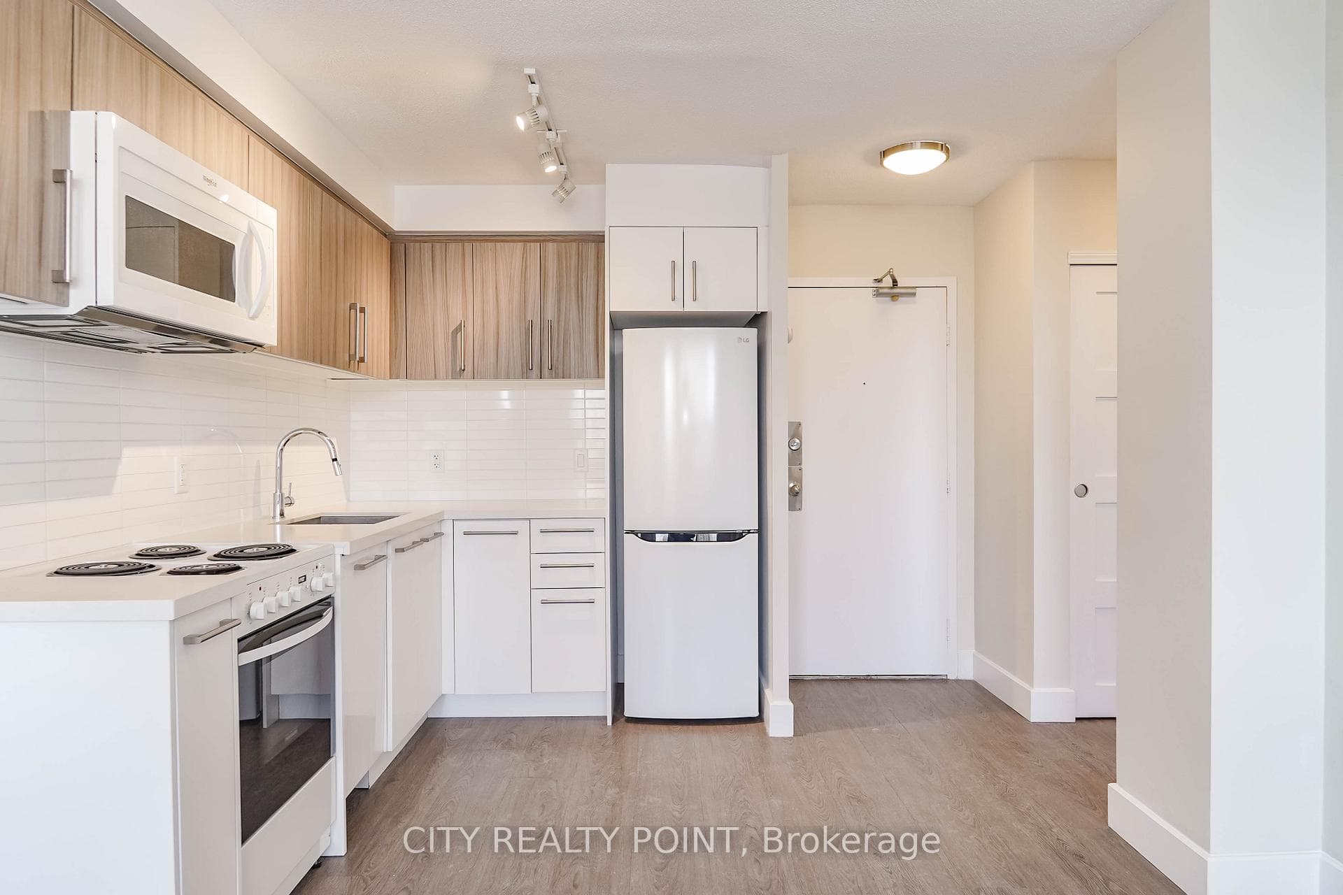 1500 Bathurst Street Unit 607, Forest Hill / Deer Park, ON M5P 3L3 - Photo 1