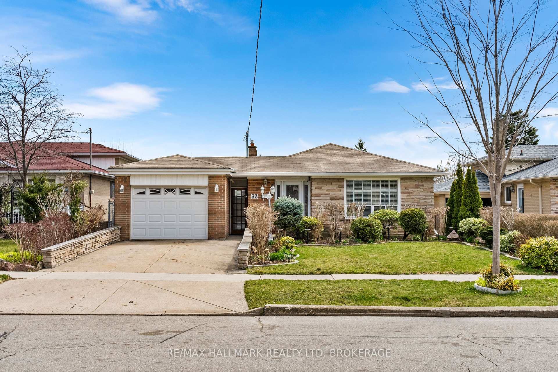 33 Roseglen Crescent, Toronto W05