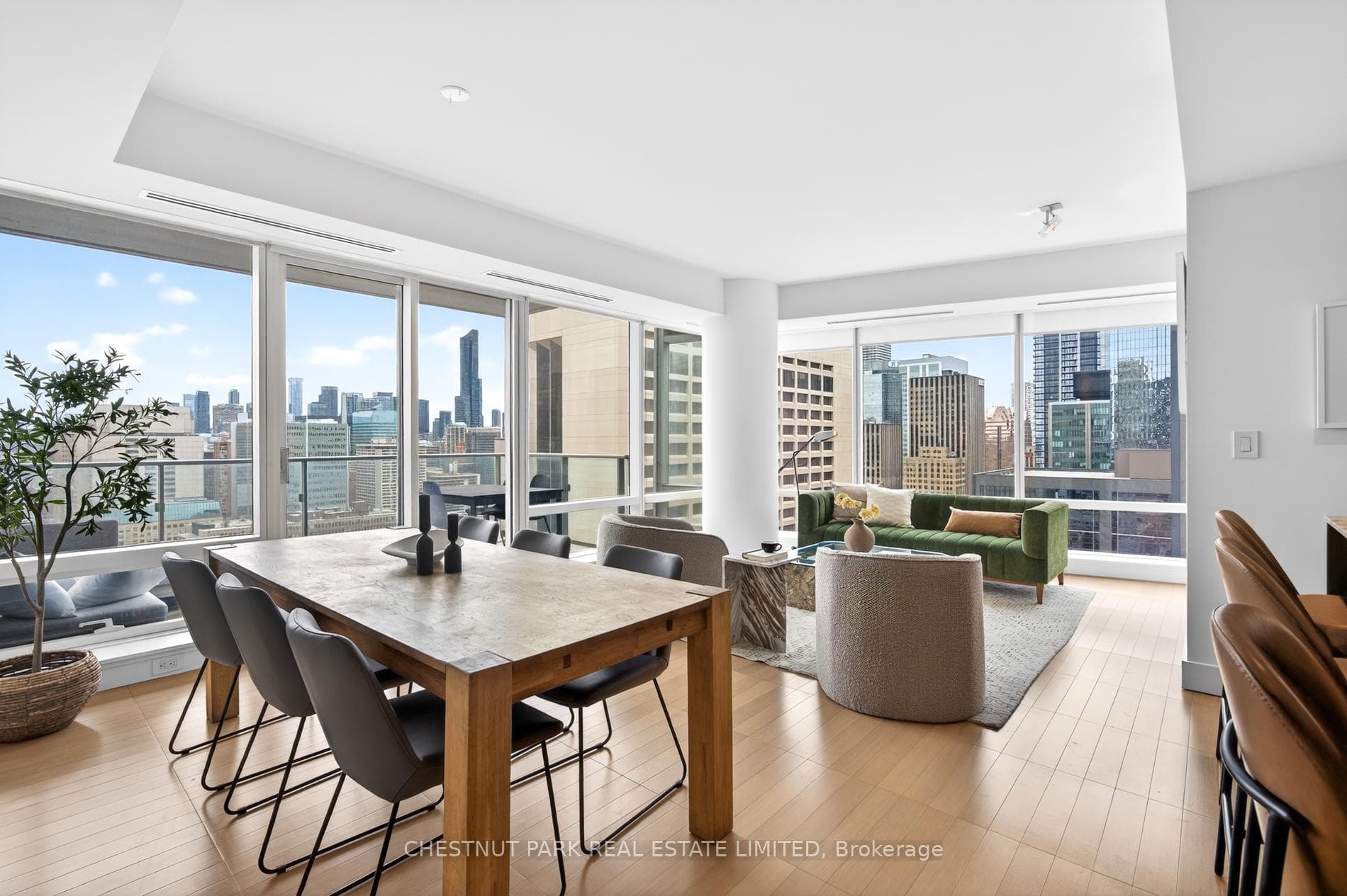 180 University Avenue Unit 2806, Downtown Toronto / Waterfront, ON M5H 0A2 - Photo 1