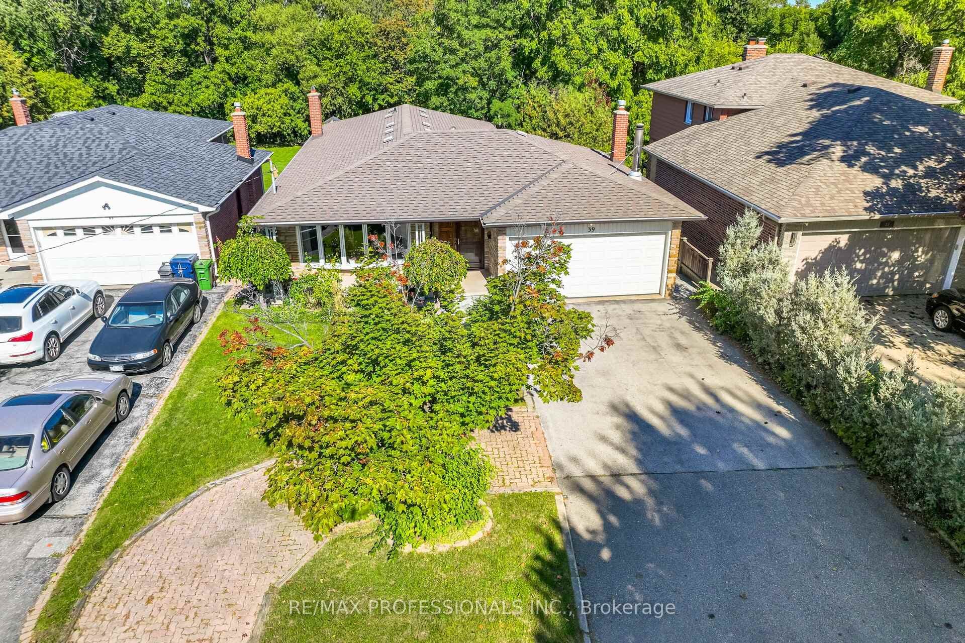 39 Elmcrest Road, Etobicoke (Islington / Rexdale), ON M9C 3R7 - Photo 1