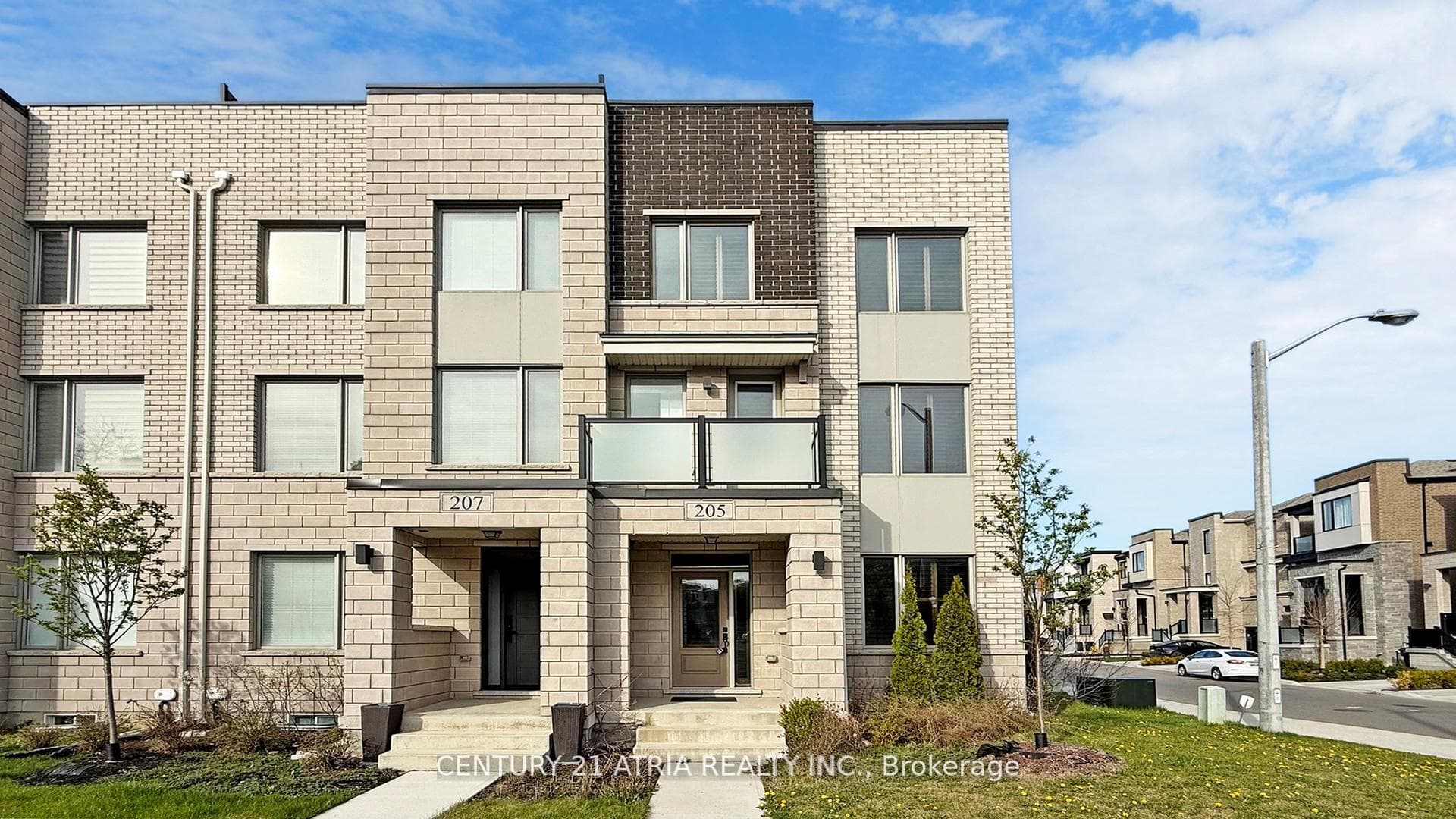 205 The Donway East N/A, Don Mills / Parkwoods / Victoria Village, ON M3B 0B4 - Photo 1
