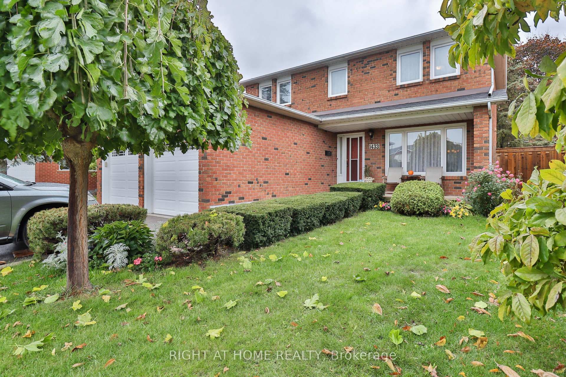 1433 Bough Beeches Boulevard, Mississauga, ON L4W 3B4 - Photo 1