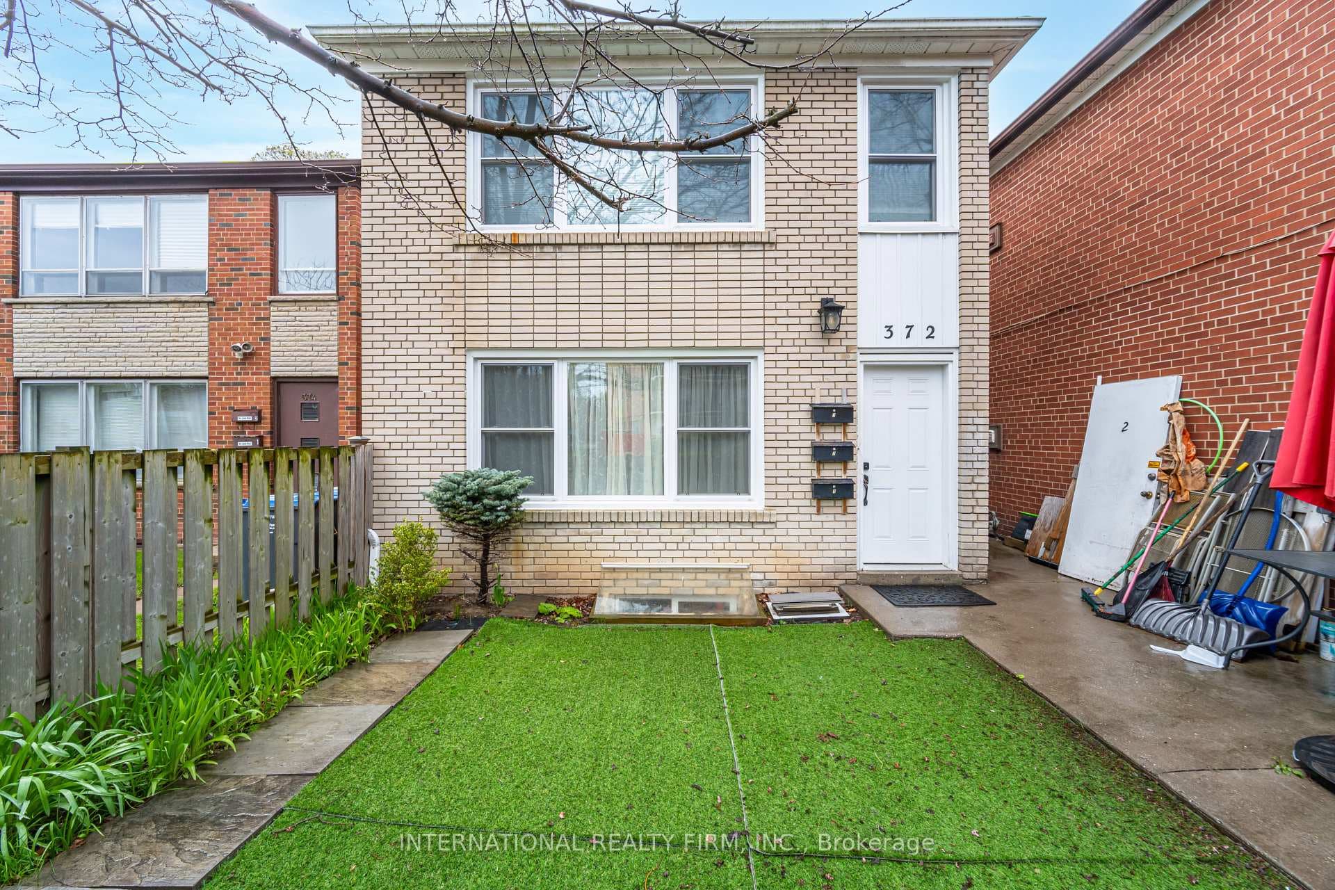 372 Lakeshore Road Unit 2, Mississauga, ON L5H 1H5 - Photo 1