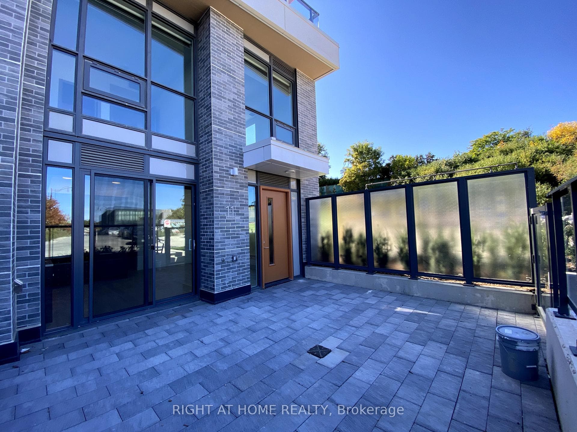 11 McMahon Drive Unit 106, Hillcrest Village / Bayview Village, ON M2K 1H8 - Photo 1