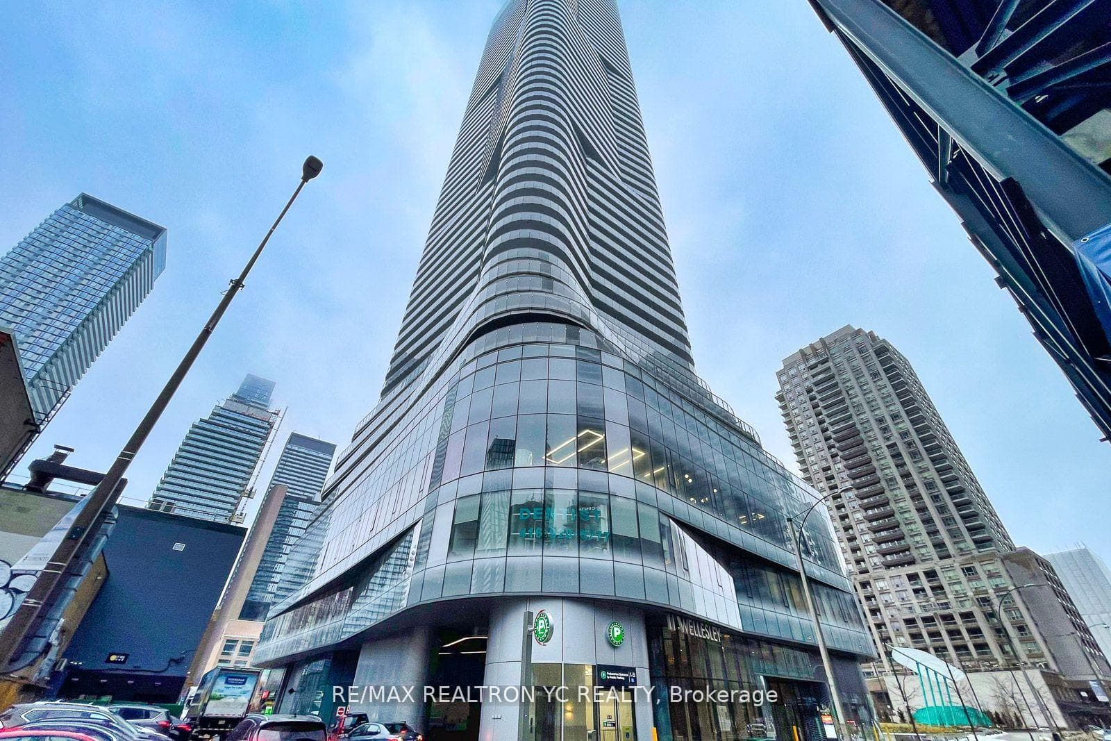 11 Wellesley Street Unit 3305, Downtown Toronto / Waterfront, ON L4Y 1E8 - Photo 1