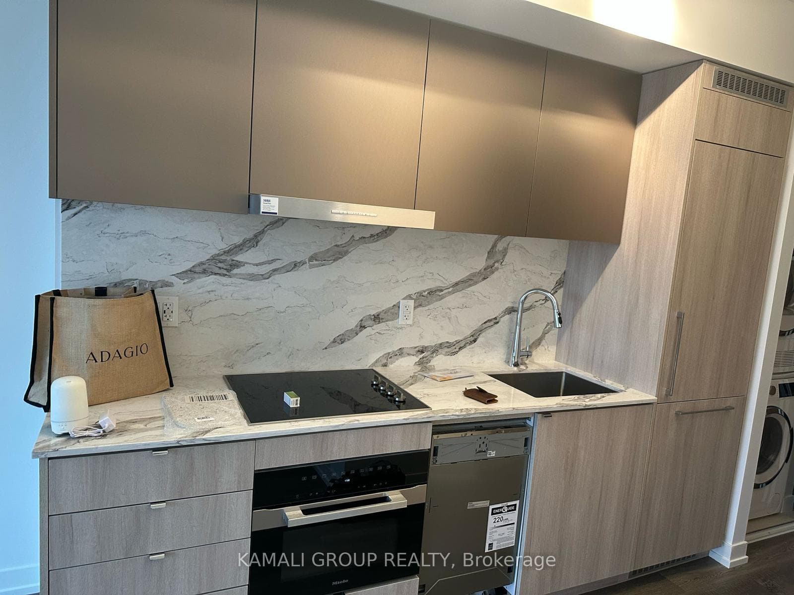 771 Yonge Street Unit 2010, Toronto C09