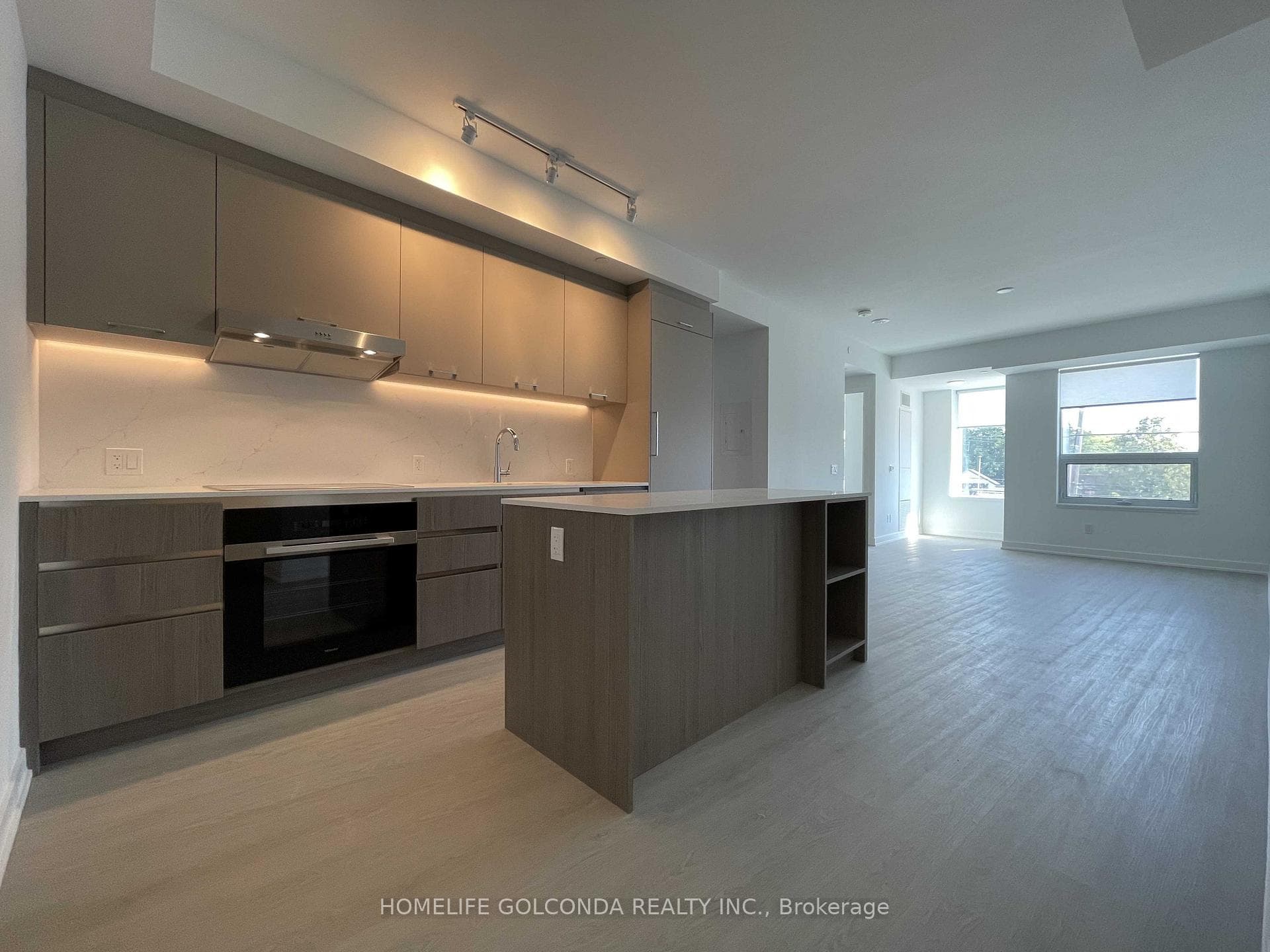8188 Yonge Street Unit 210, Vaughan, ON L4J 1W5 - Photo 1