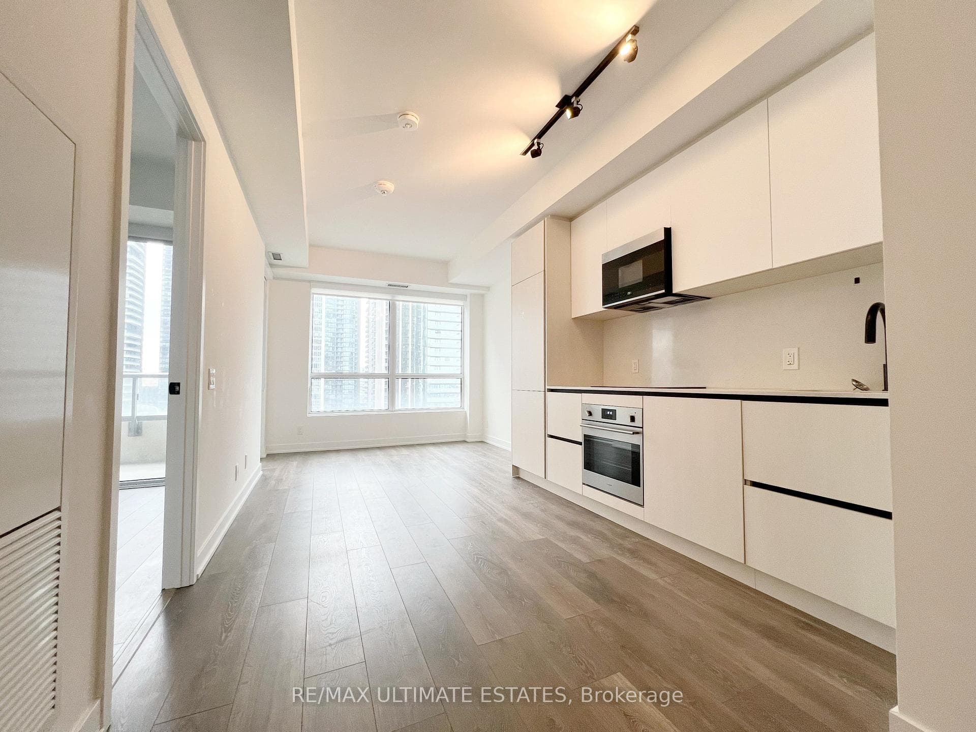 108 Peter Street Unit 2107, Downtown Toronto / Waterfront, ON M5V 0W2 - Photo 1