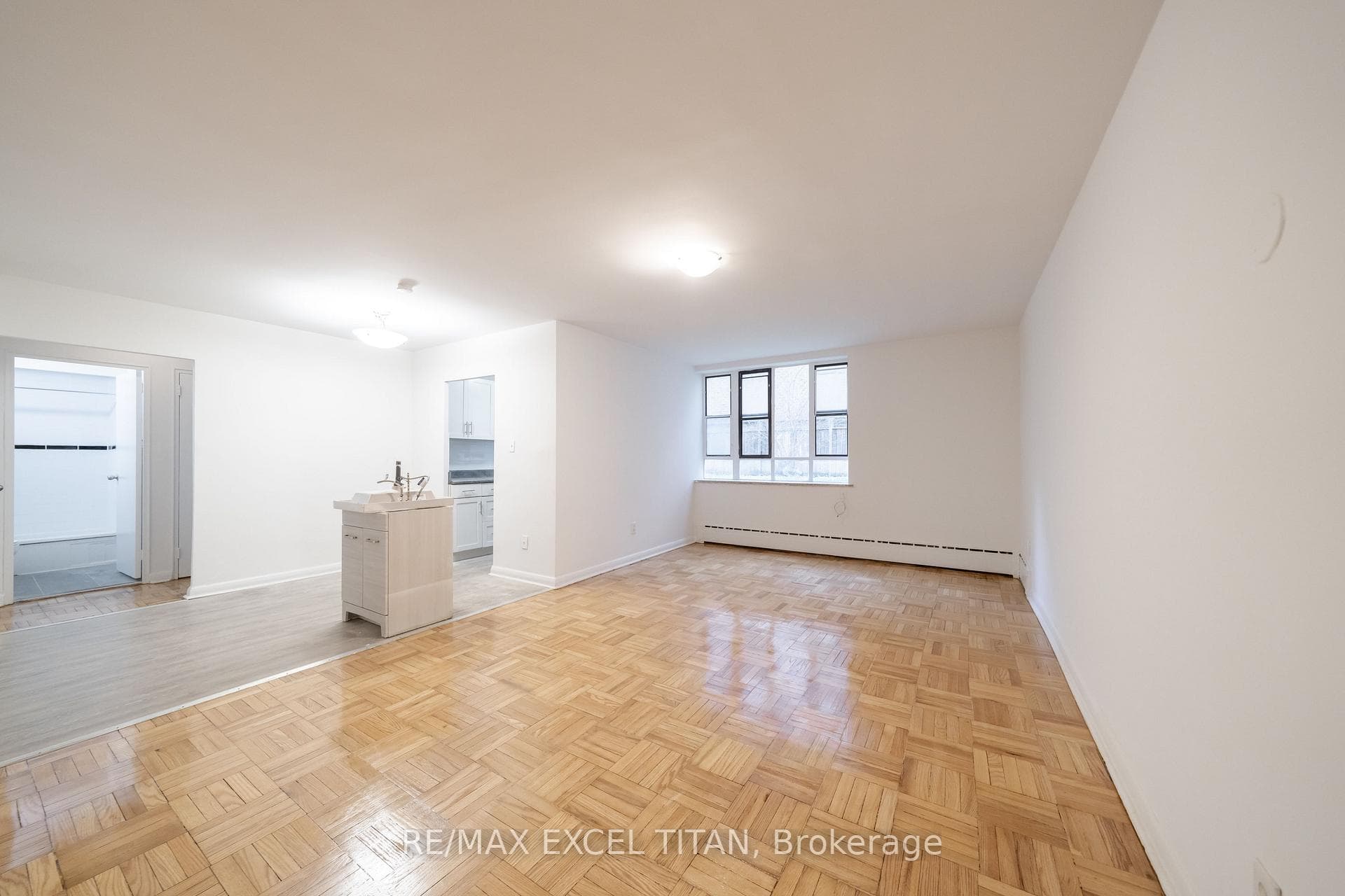 77 Erskine Avenue Unit M8, Toronto C10