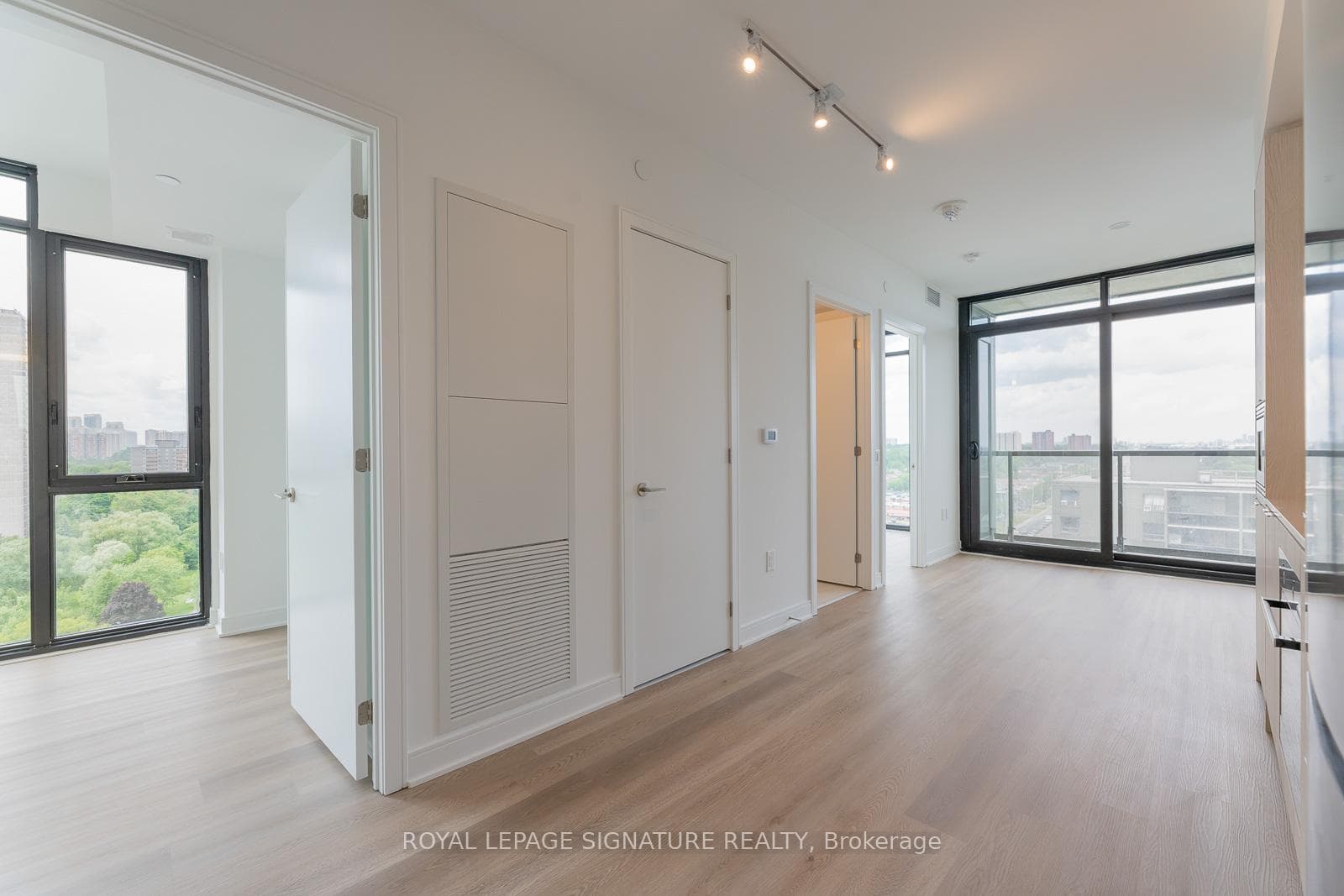 86 Dundas Street Unit 1204, Mississauga, ON L5A 1W4 - Photo 1