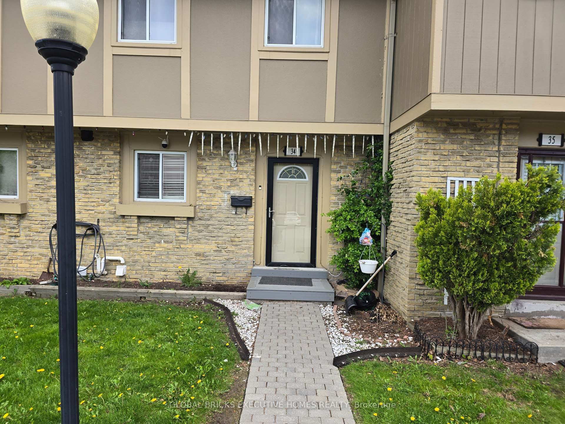 57 Hansen Road Unit 34, Brampton, ON L6V 3C6 - Photo 1