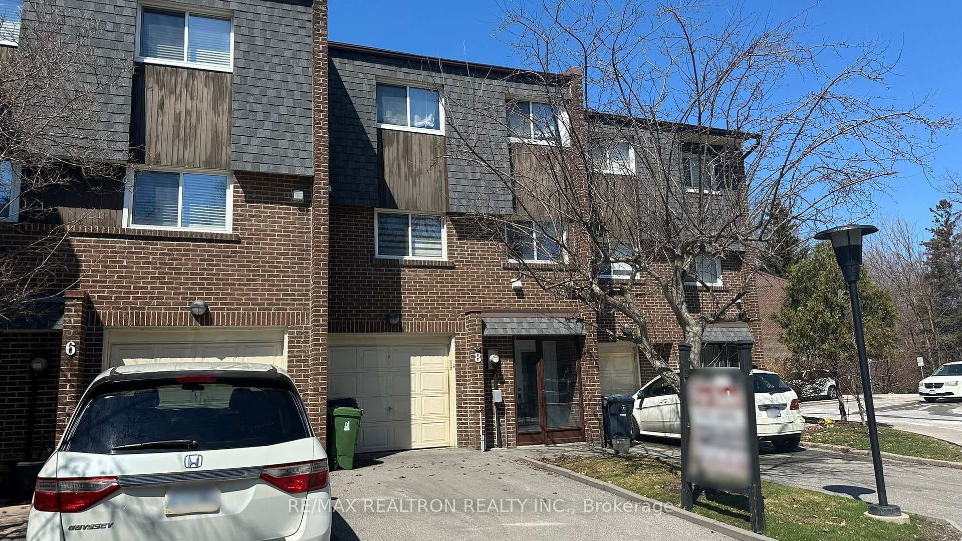 8 Windy Golfway, Flemingdon Park / Don Mills, ON M3C 3A7 - Photo 1