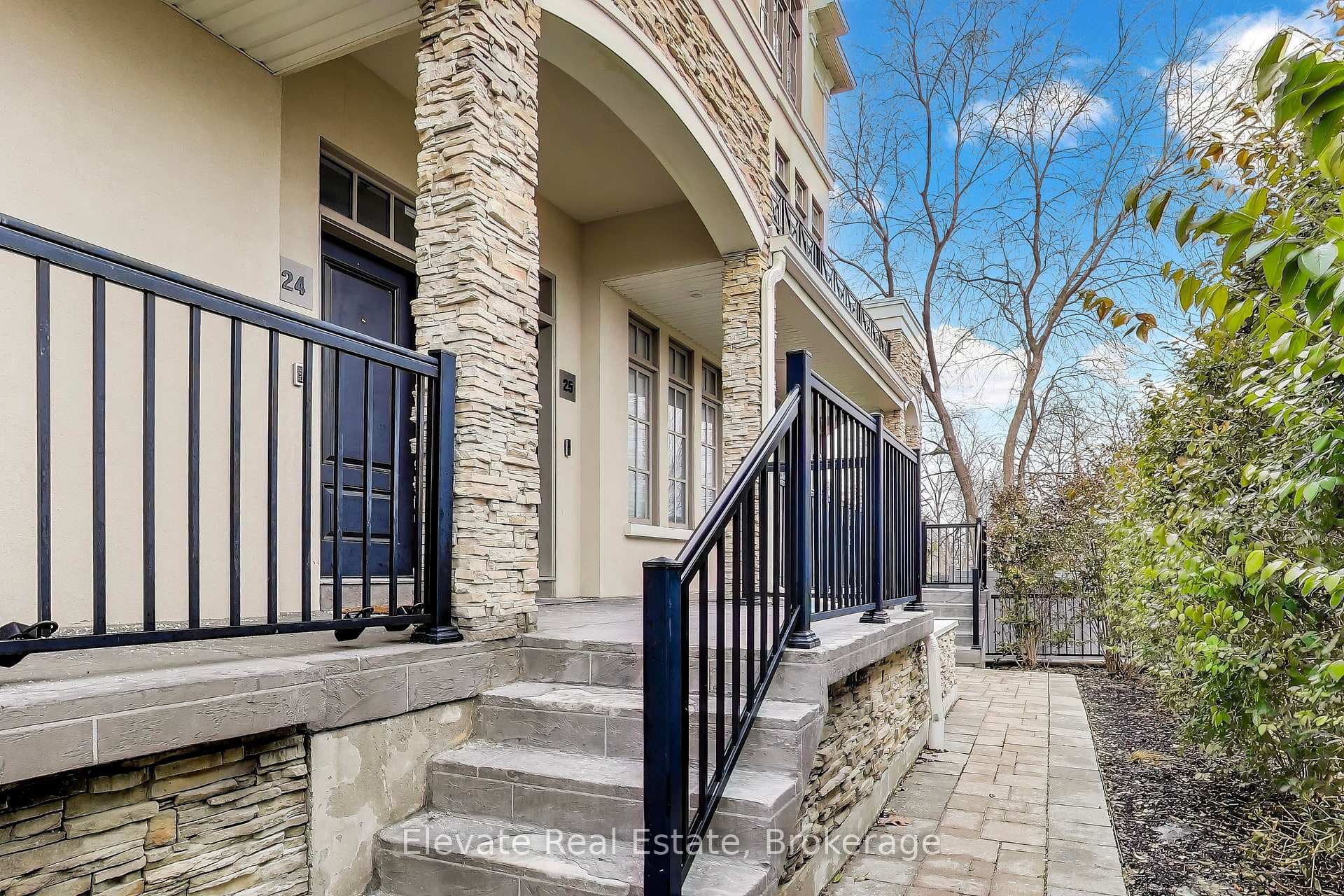 3083 Cawthra Road Unit 24, Mississauga, ON L4Y 3Y5 - Photo 1