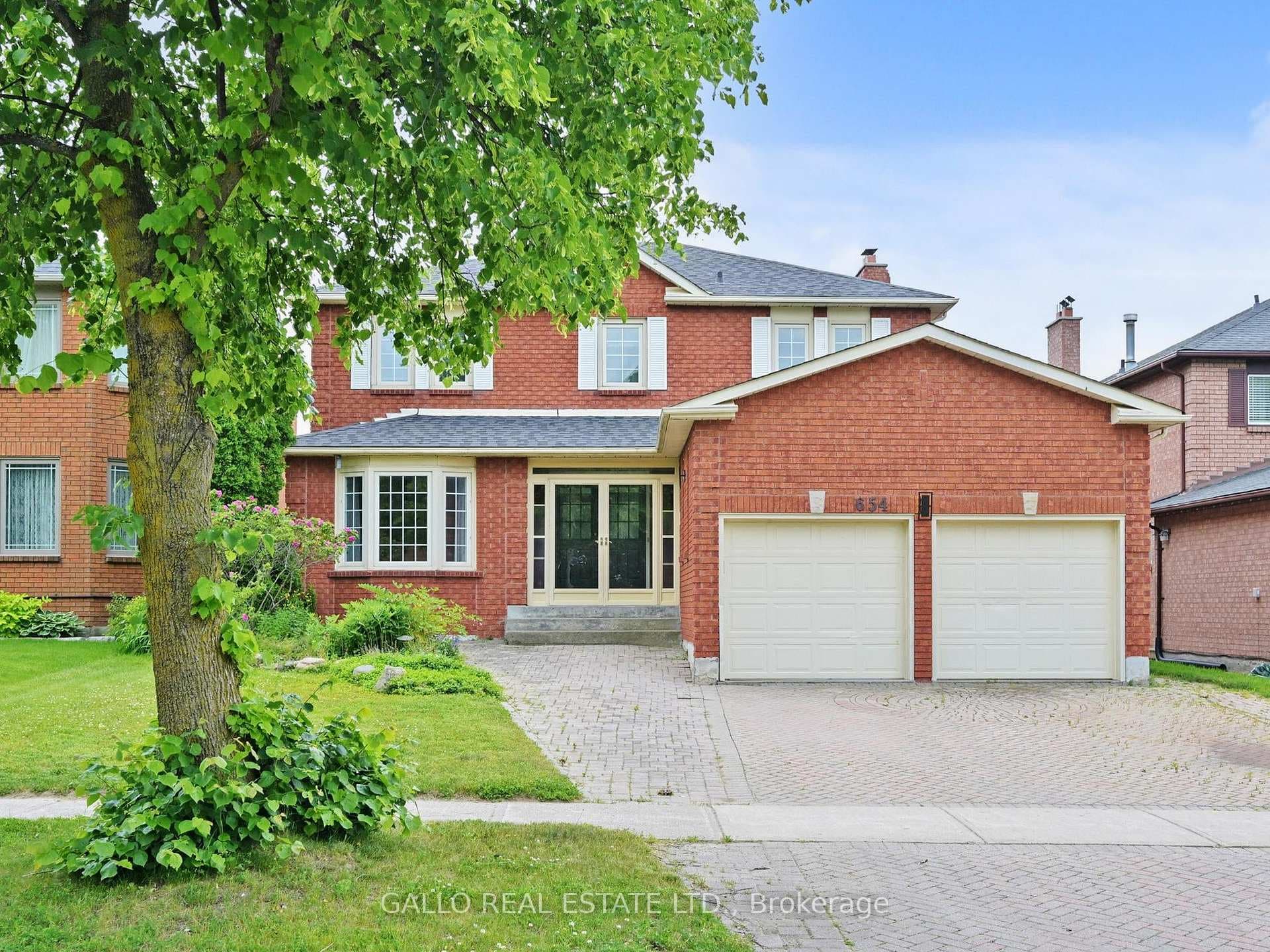 SPACIOUS 2 STOREY WITH FINISHED WALK-OUT BASEMENT