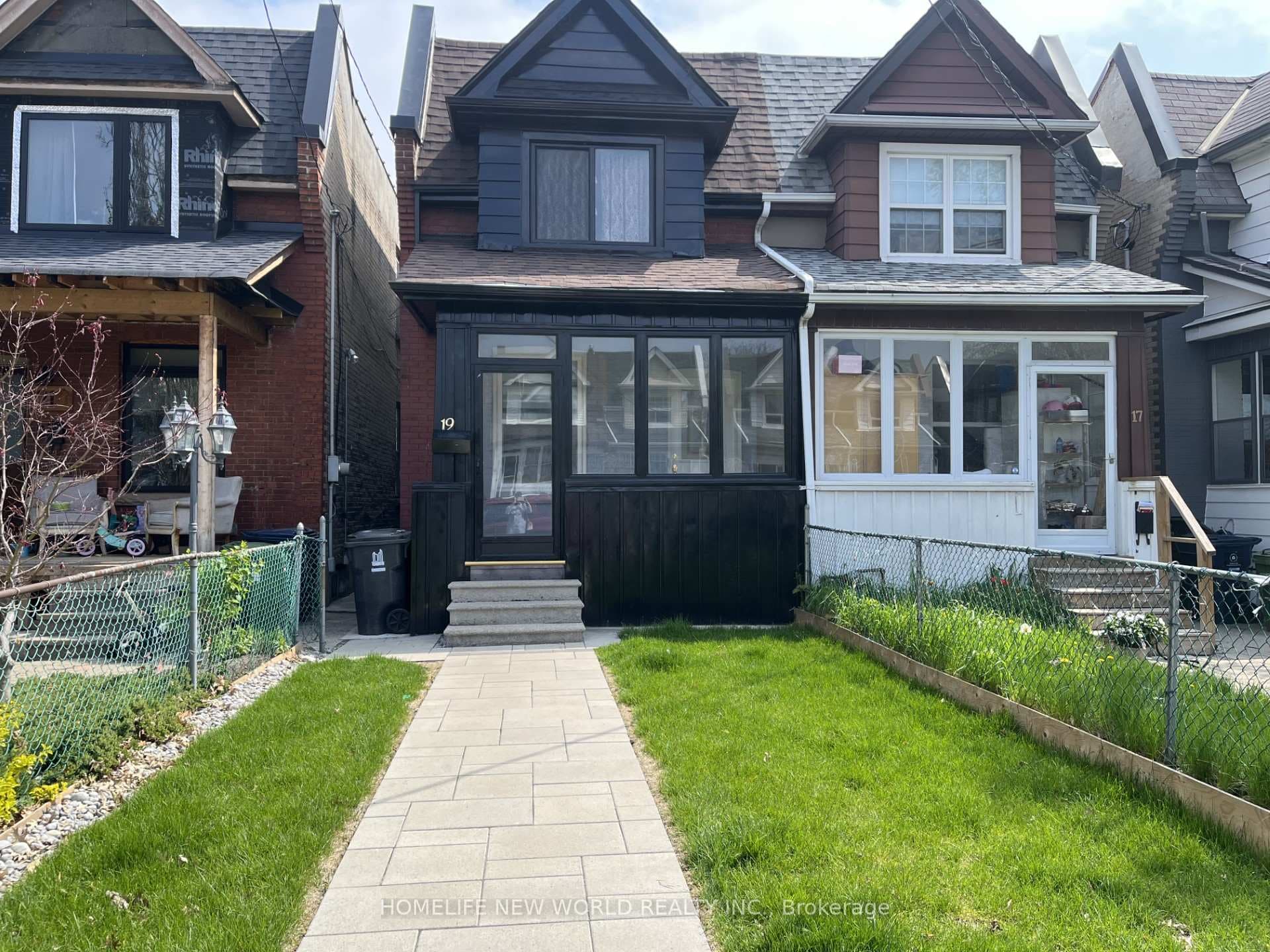 19 Britannia Avenue, Bloor West Village / Swansea, ON M6N 3T6 - Photo 1