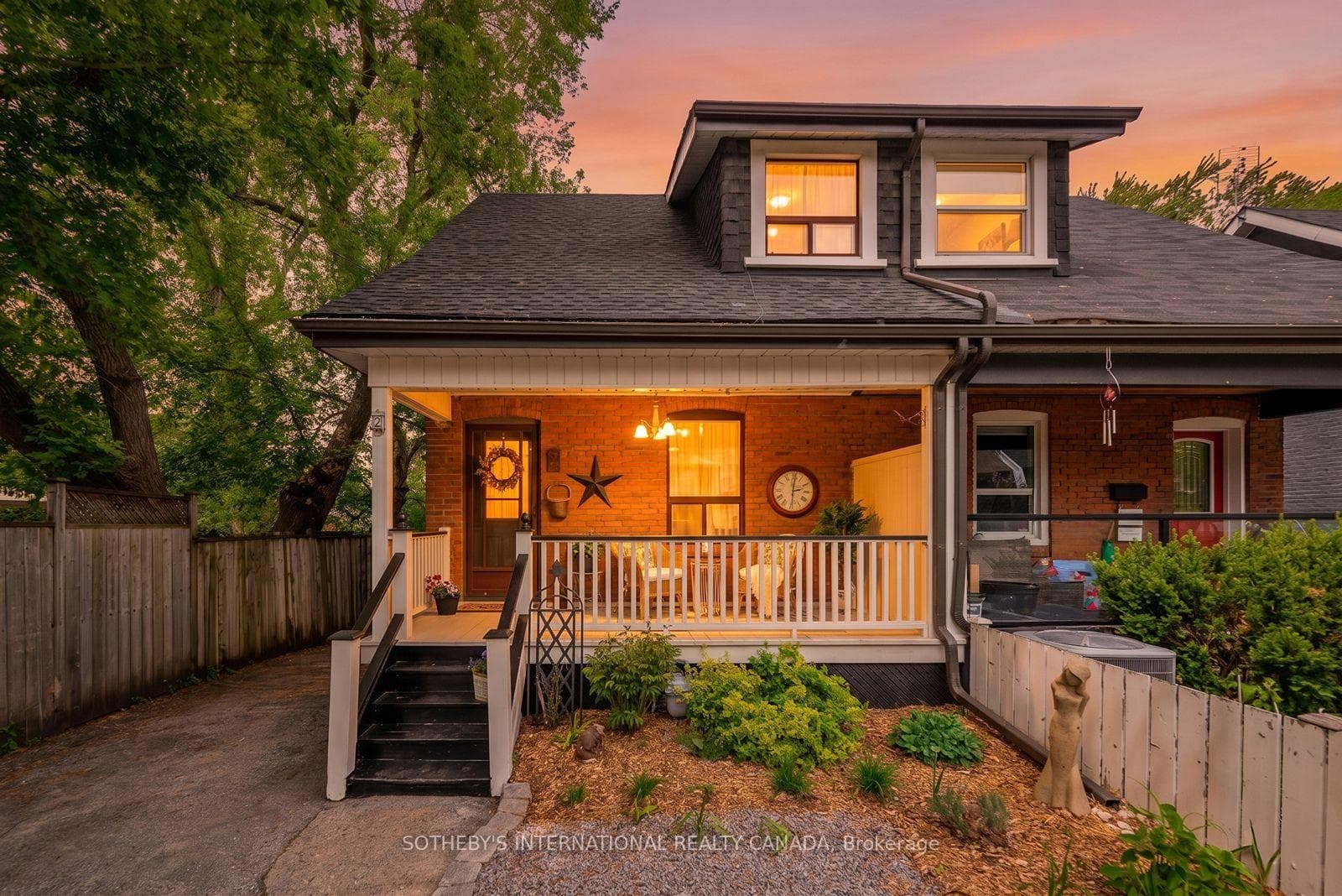 2 Winston Avenue, Birch Cliff / Cliffside