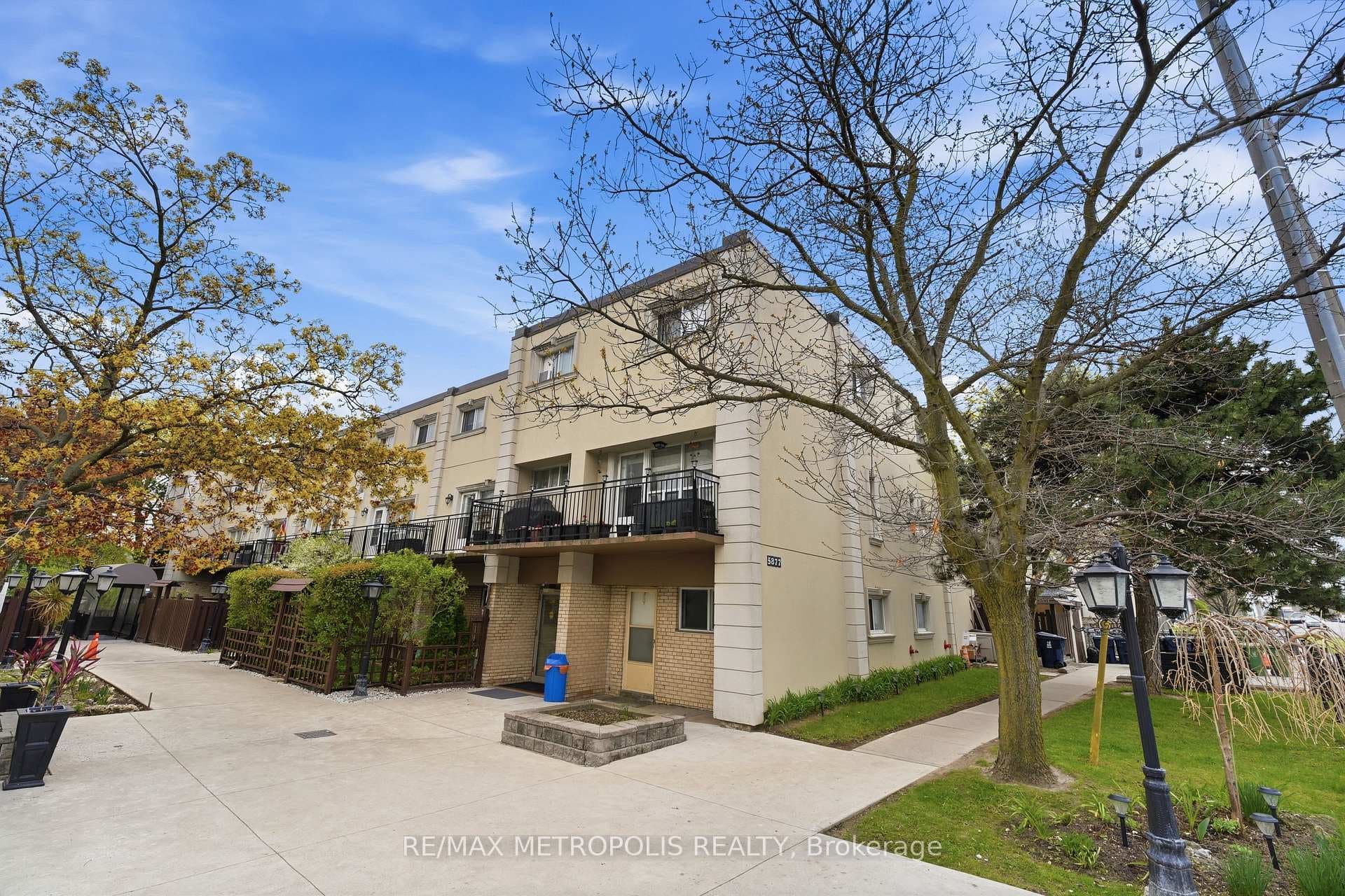 5877 Bathurst Street Unit 205, Thornhill / Willowdale, ON M2R 1Y7 - Photo 1