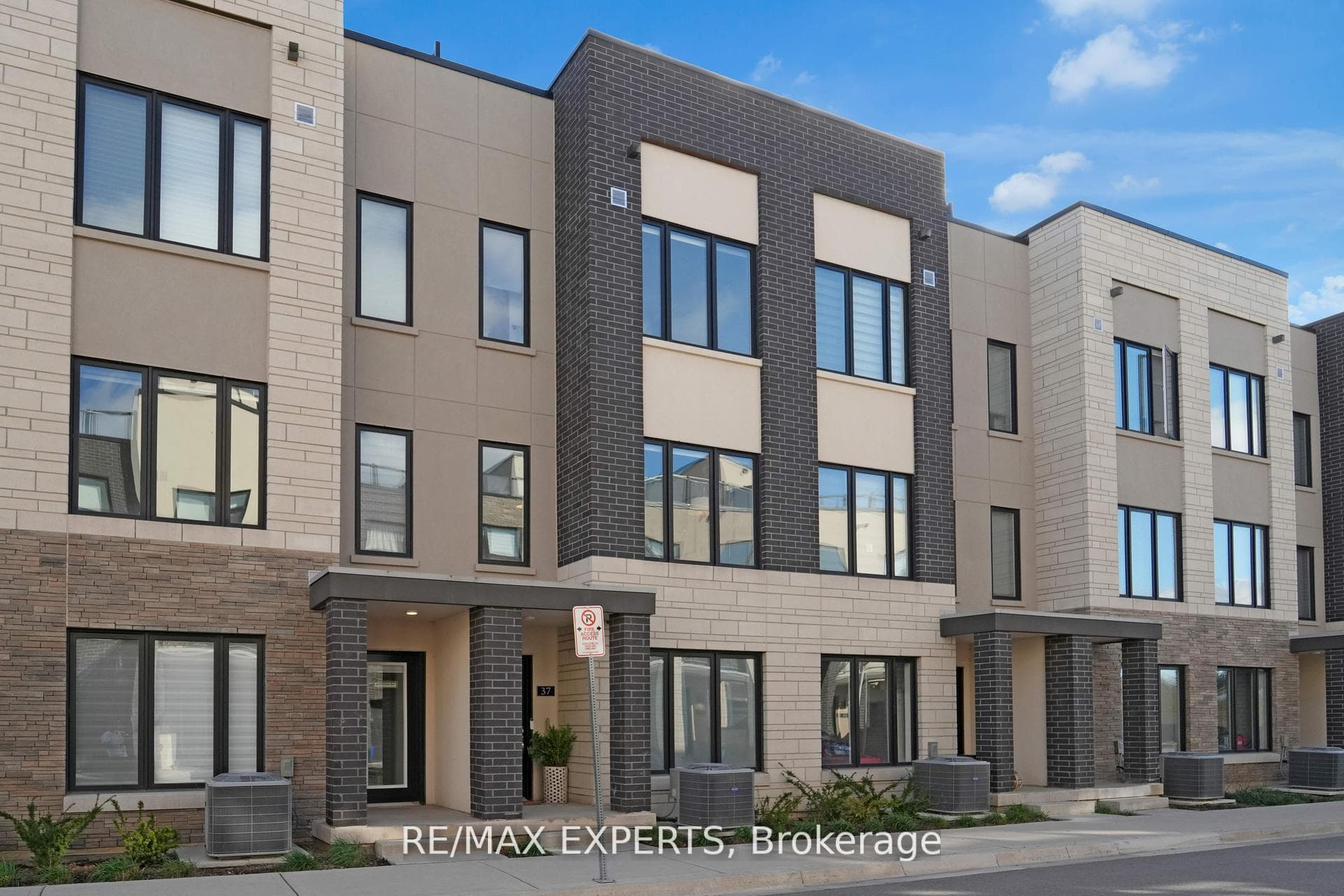 1095 Cooke Boulevard Unit 37, Burlington, ON L7T 0C4 - Photo 1