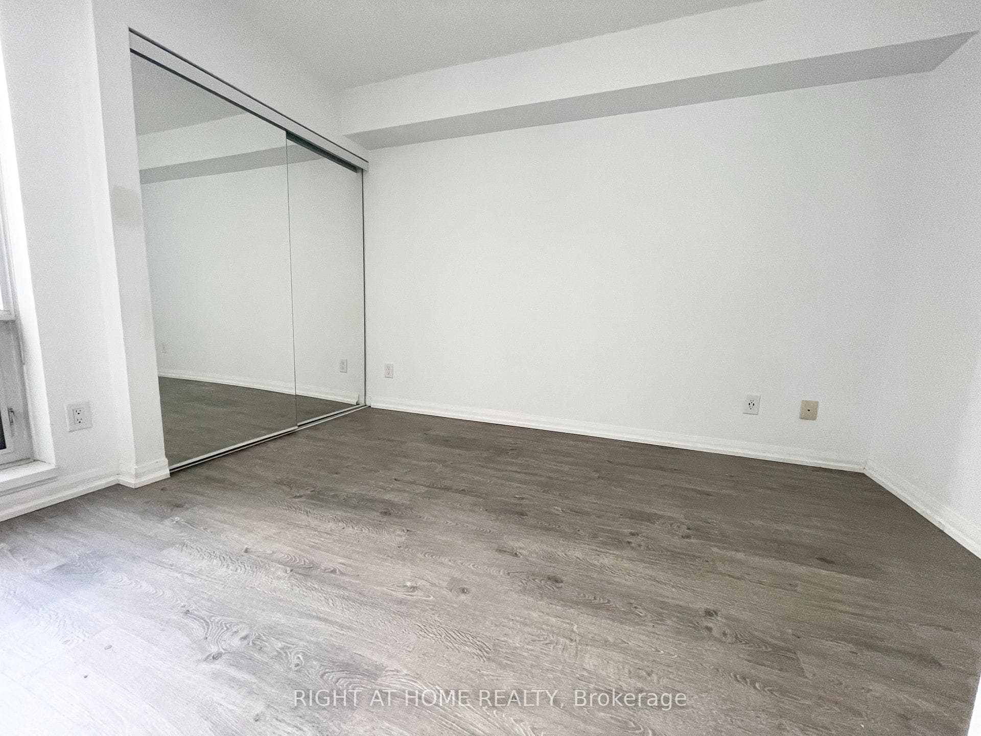 111 Elizabeth Street Unit 602, Downtown Toronto / Waterfront, ON M5G 1P7 - Photo 1