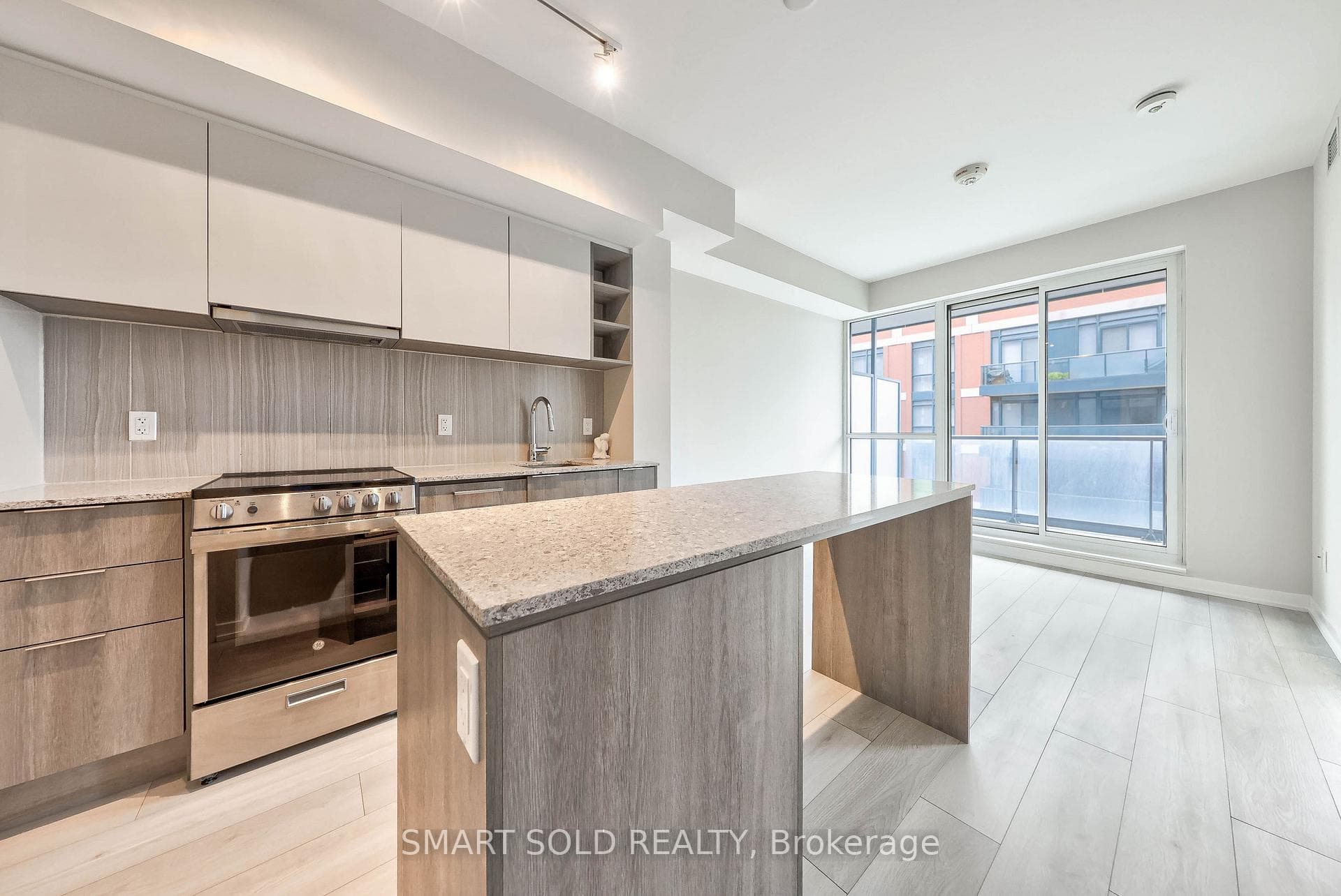 31 Tippett Road Unit 833, North York (Bathurst Manor / Clanton Park), ON M3H 2V1 - Photo 1