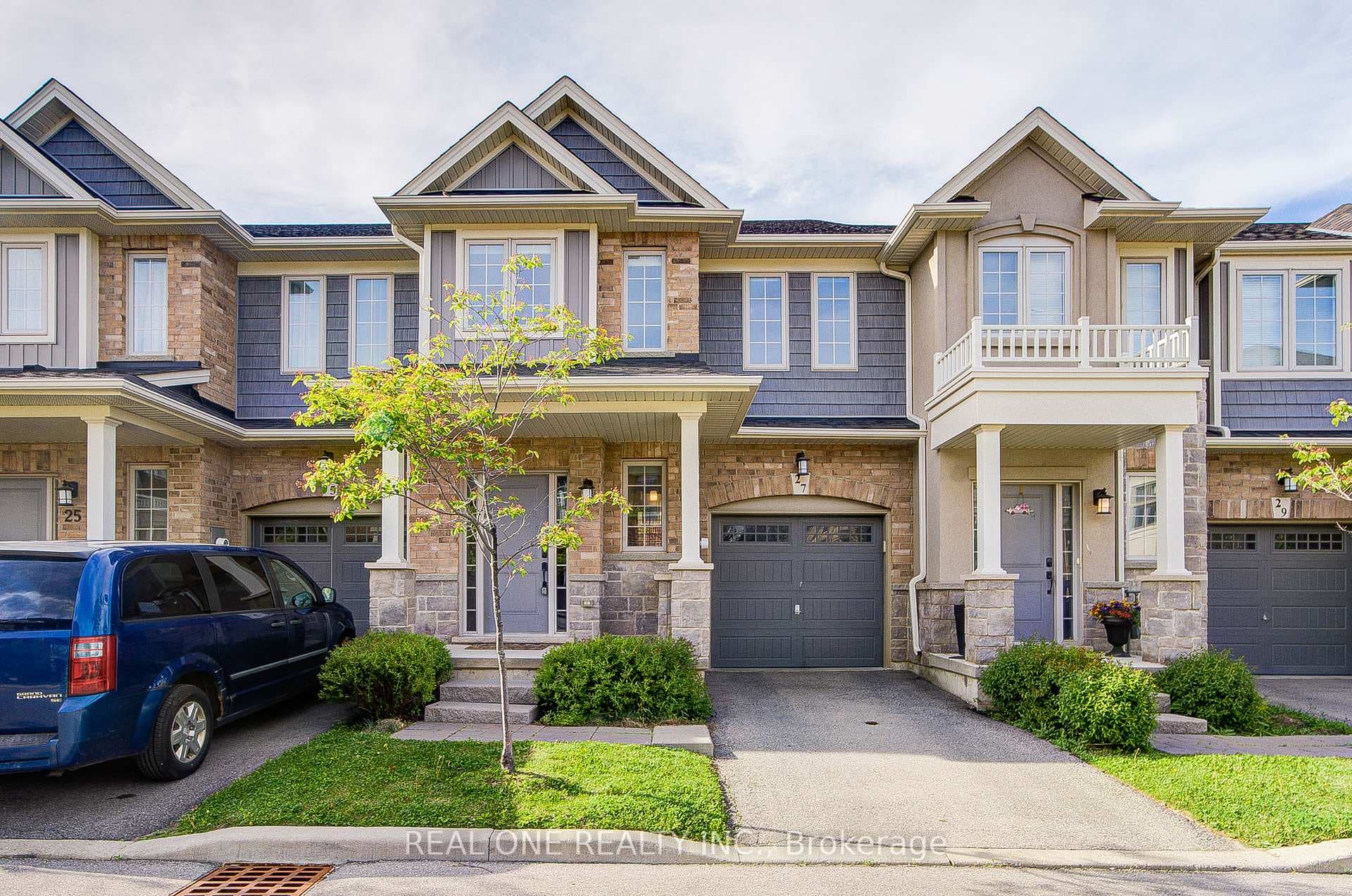 1577sf Stunning 3bdrm + Loft 2.5 Bath Townhouse