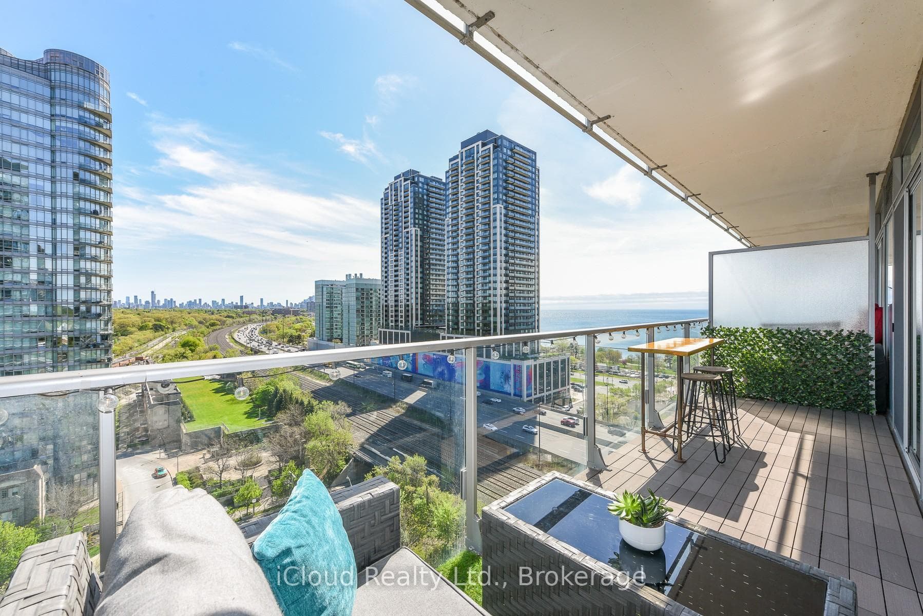 103 The Queensway N/A Unit 1303, High Park / Junction / Roncesvalles, ON M6S 5B3 - Photo 1