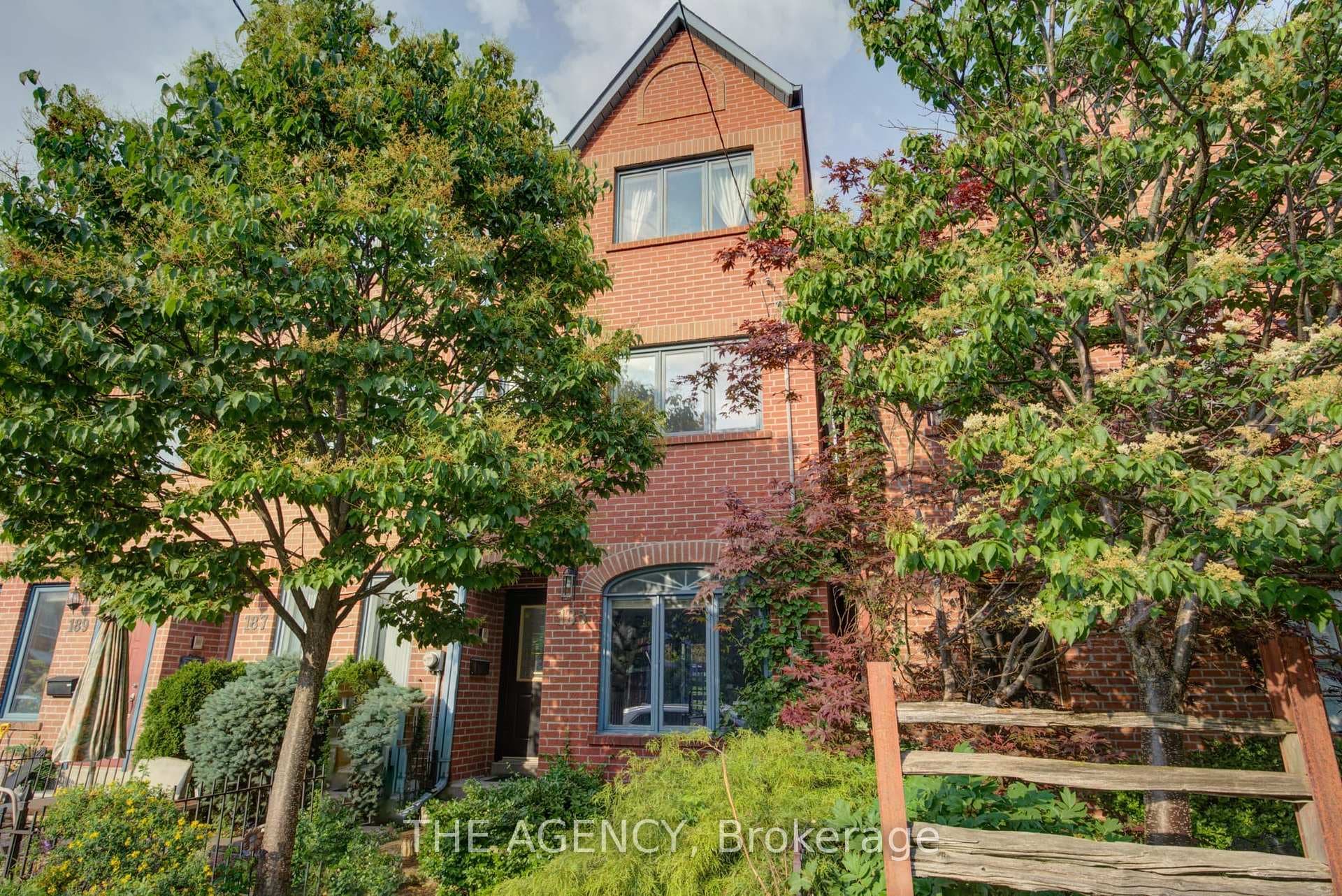 185 Lippincott Street, Toronto C01
