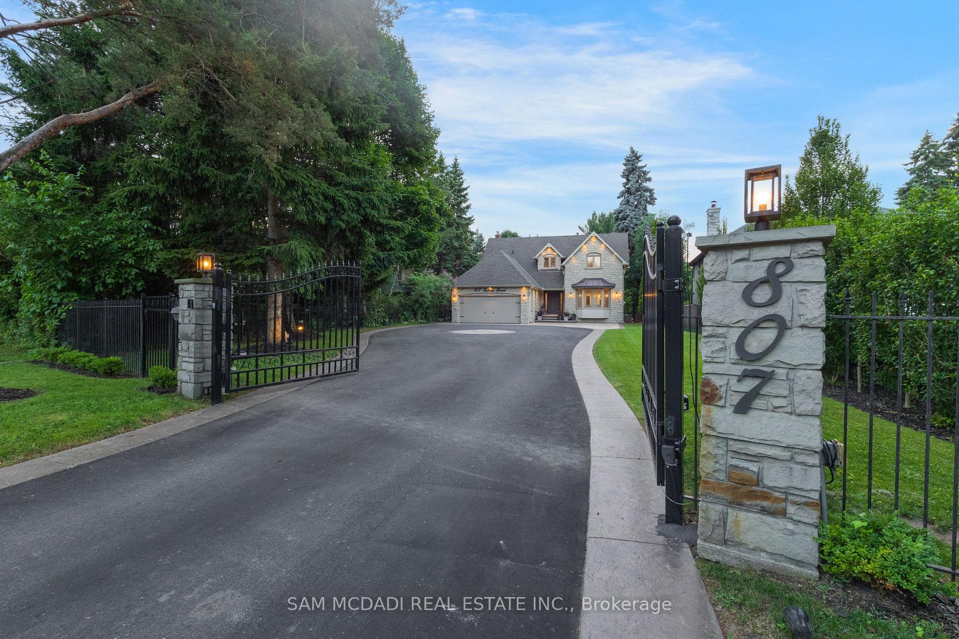 807 Indian Road, Mississauga, ON L5H 1R4 - Photo 1