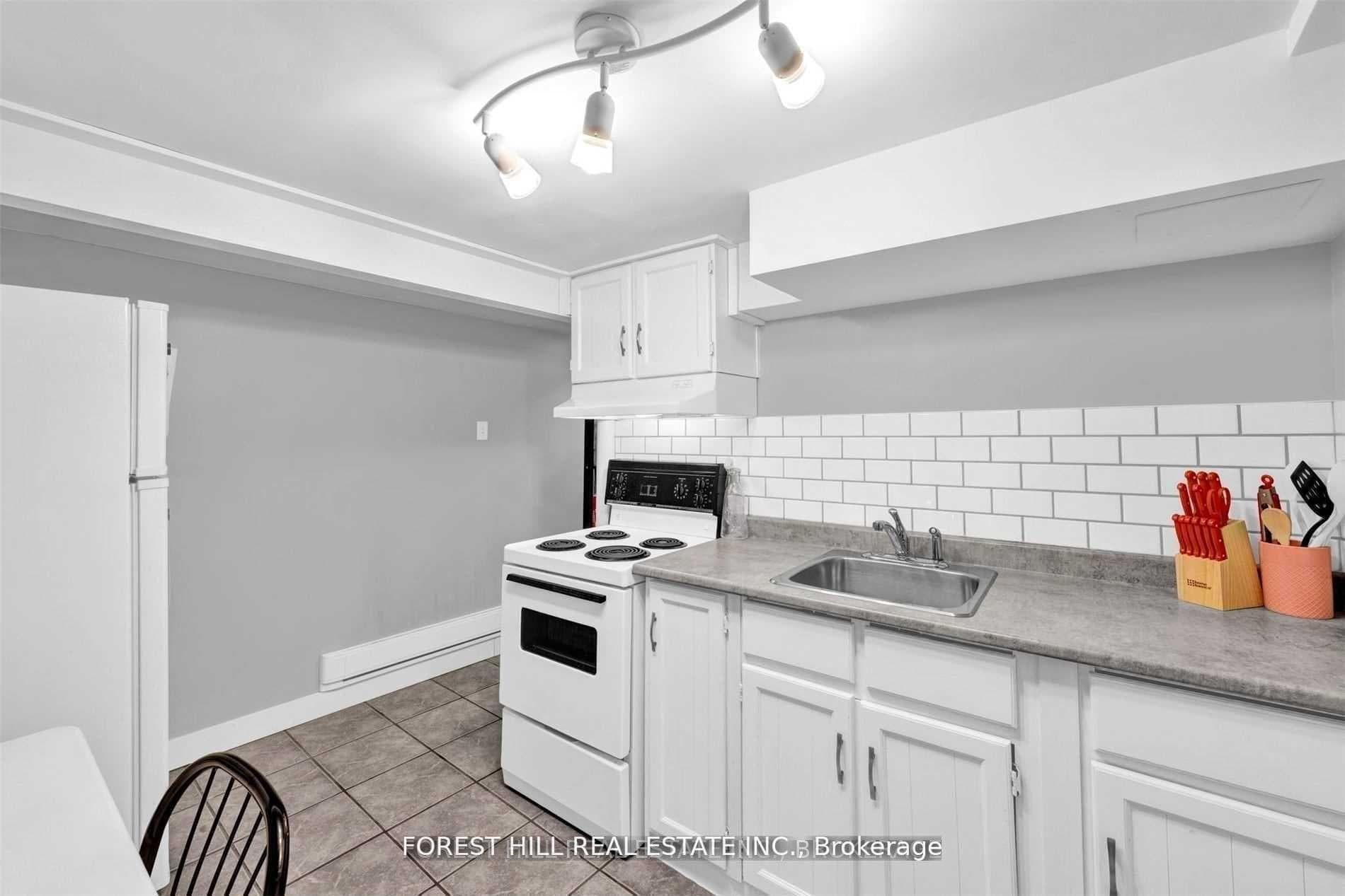 996 Bayview Avenue Unit Lower, Flemingdon Park / Don Mills, ON M4G 2Z6 - Photo 1