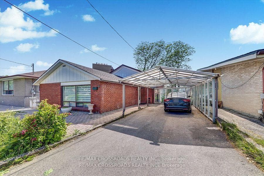 18 Demarco Boulevard, York / Weston, ON M6L 2W1 - Photo 1