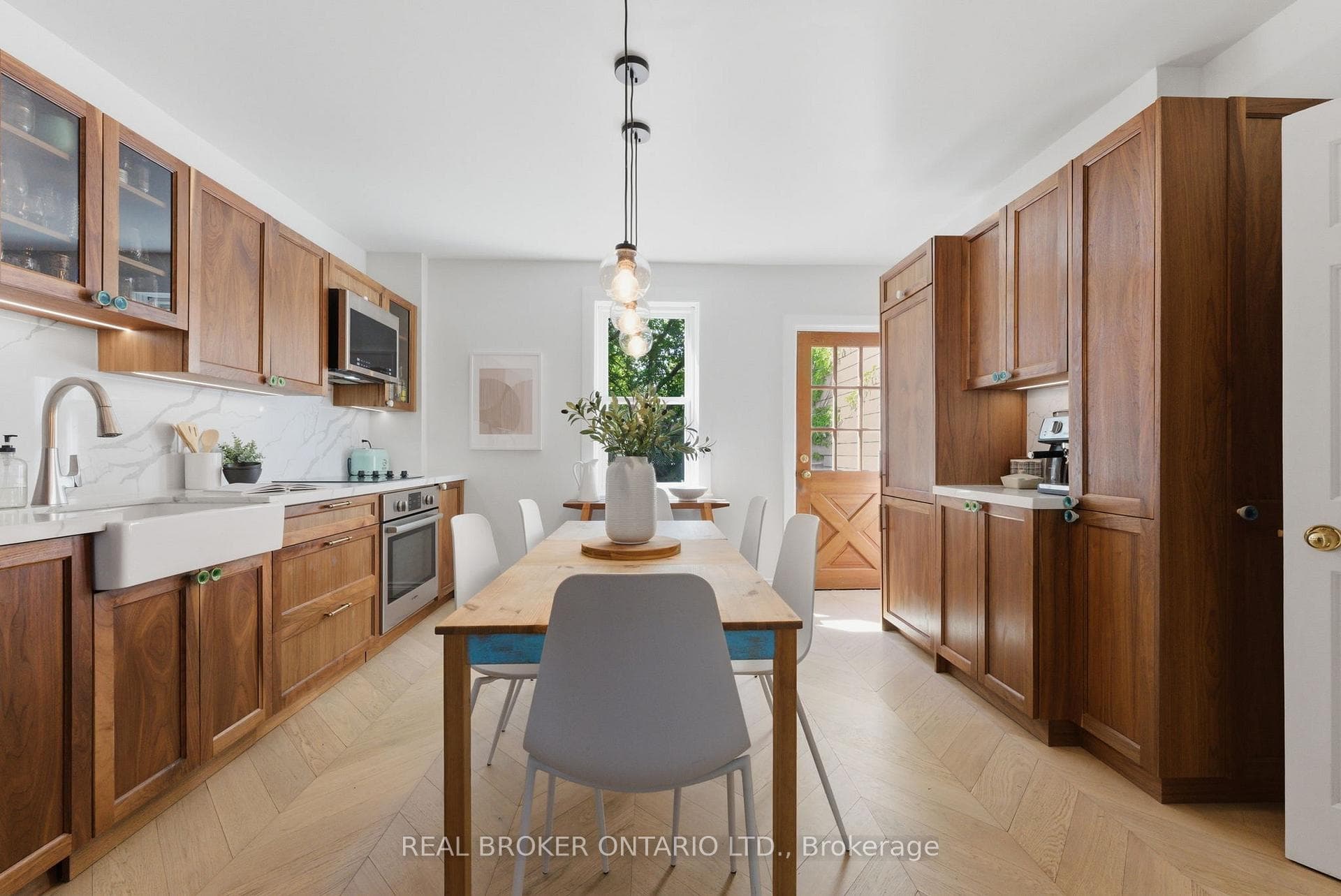 833 Sammon Avenue, Danforth / East York, ON M4C 2E7 - Photo 1