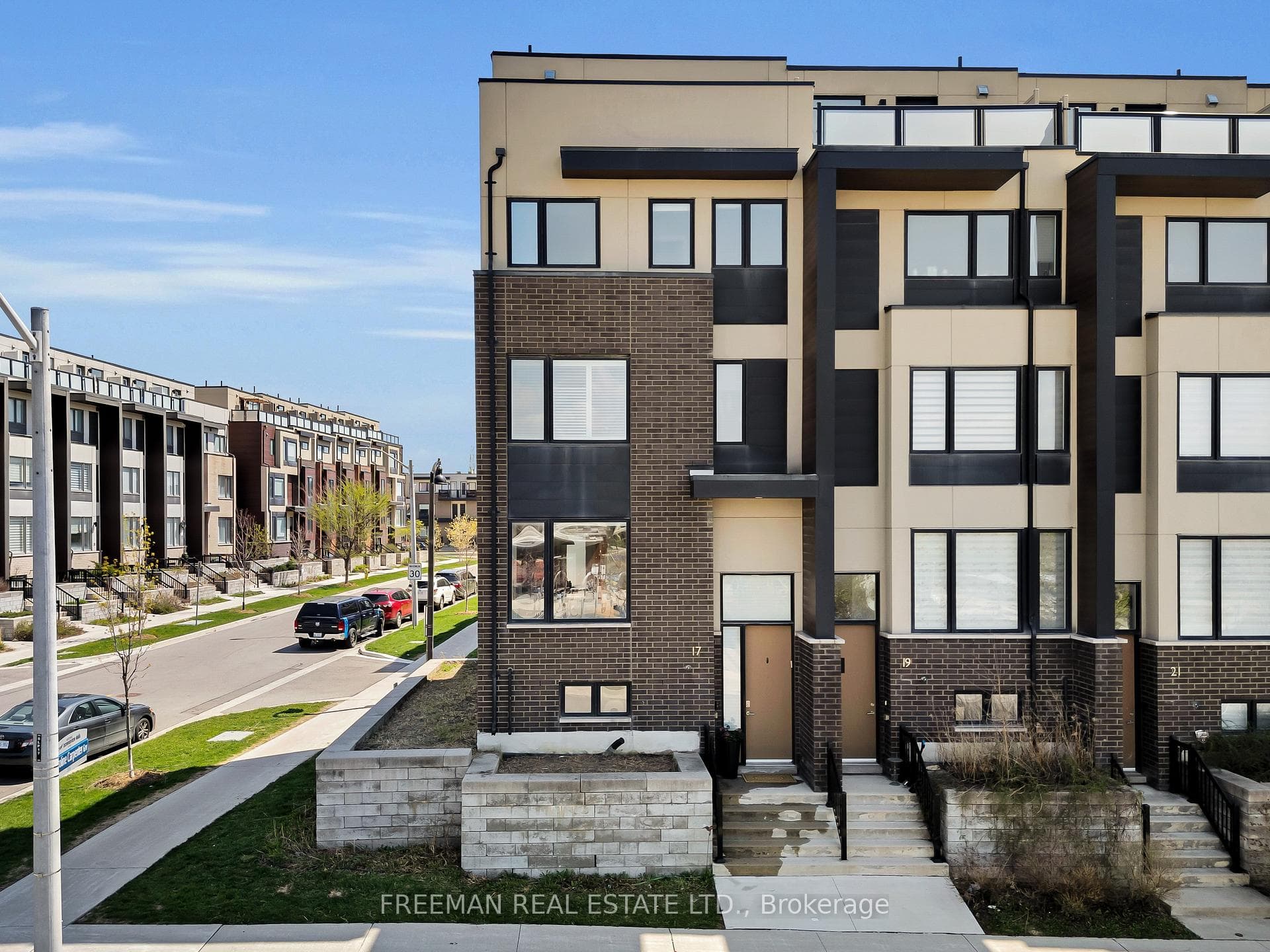 17 Locust Lodge Gardens, Toronto W05