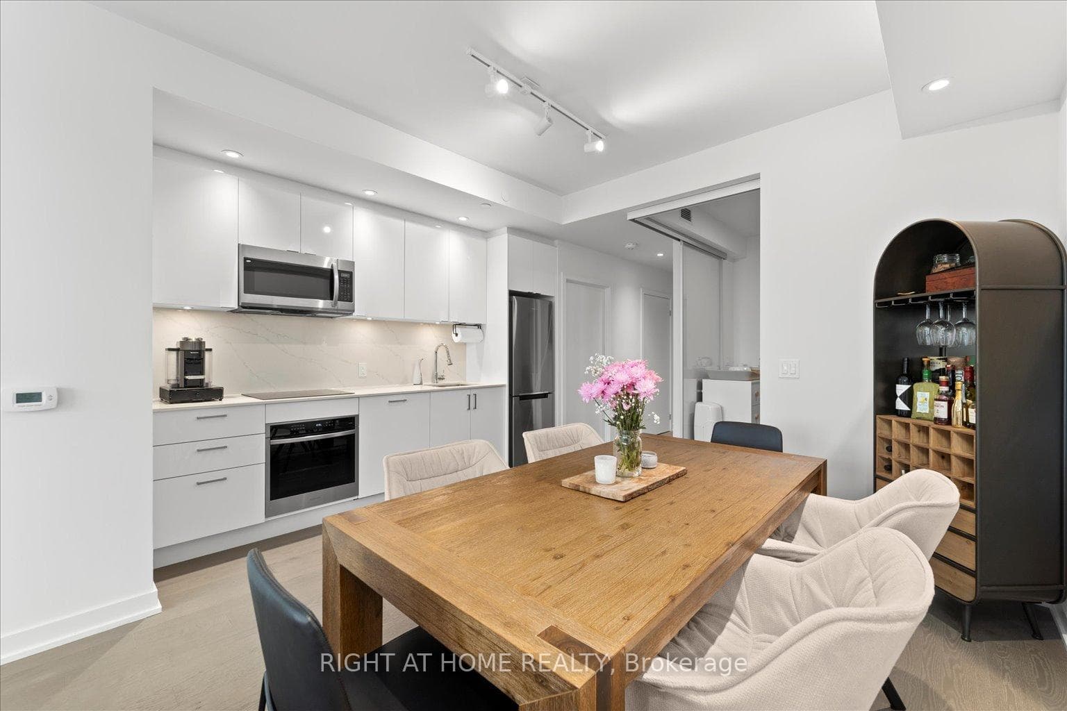 1928 Lake Shore Boulevard Unit 2011, High Park / Junction / Roncesvalles, ON M6S 0B1 - Photo 1