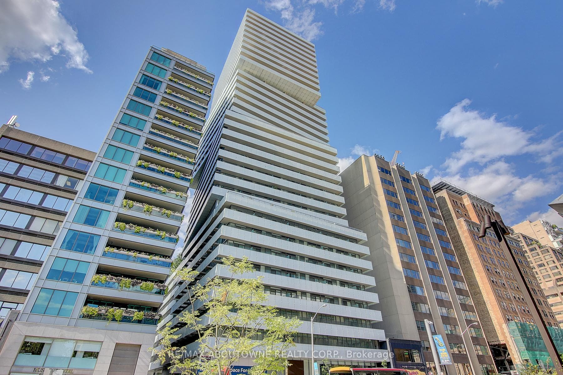 200 Bloor Street Unit 2002, Annex / Yorkville / Summerhill, ON M5S 1T8 - Photo 1