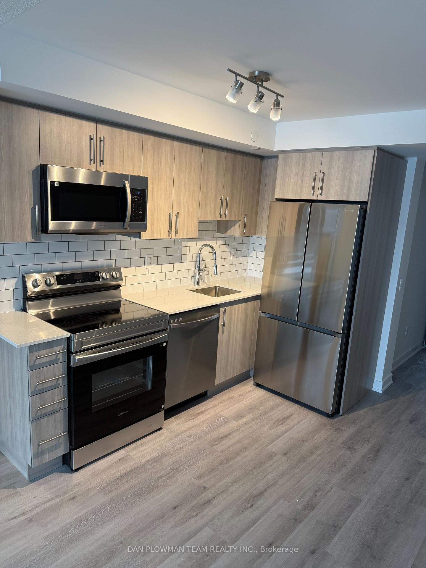 1010 Sandy Beach Road Unit 602, Pickering, ON L1W 3V9 - Photo 1