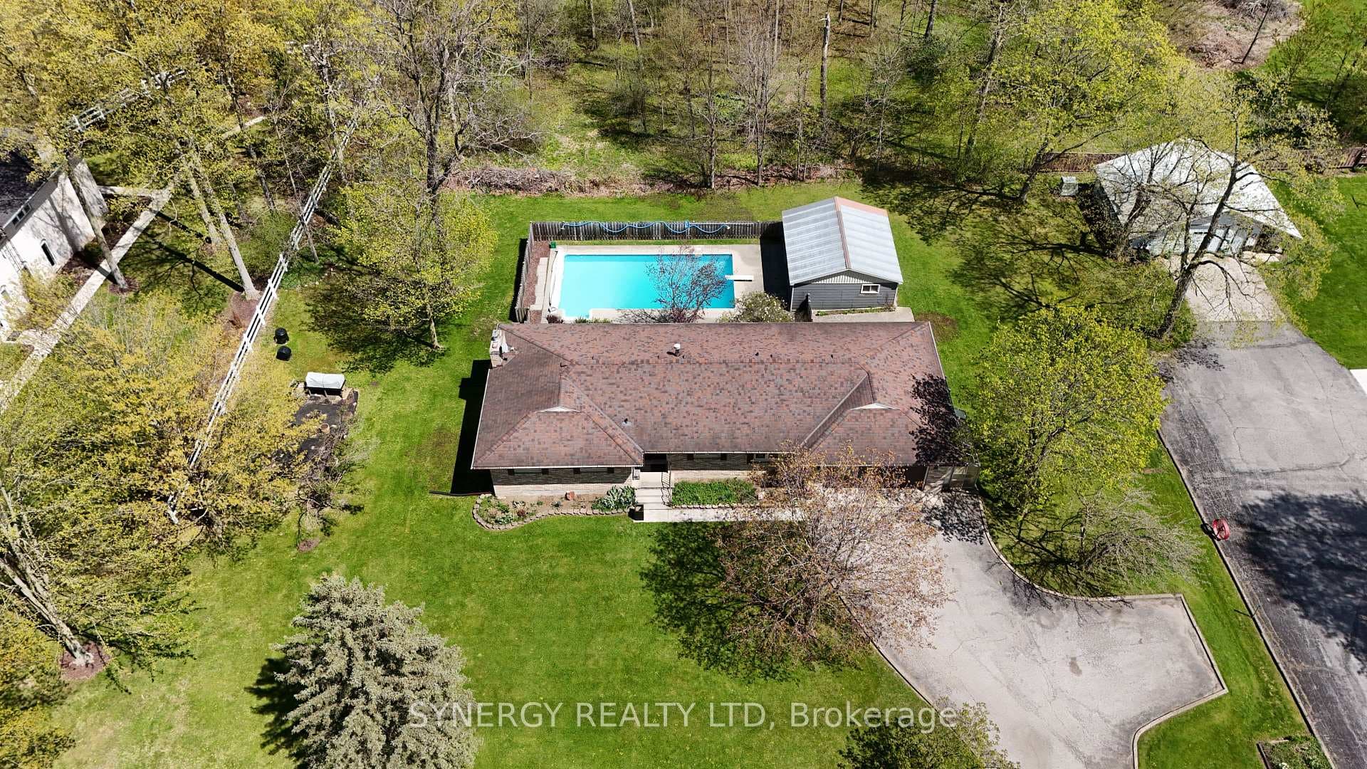 4422 Nauvoo Road, Brooke-Alvinston