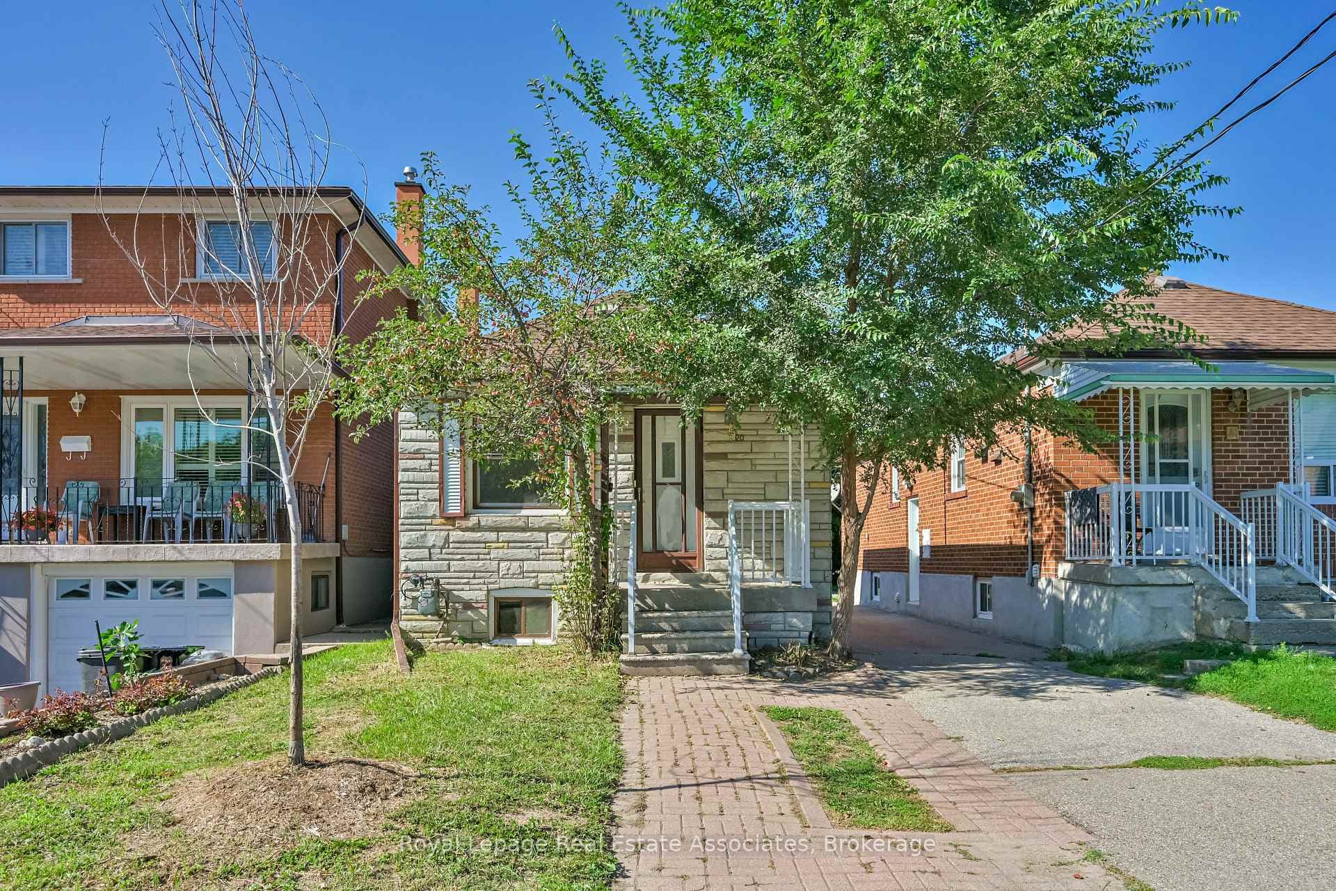 20 East Drive, Keelesdale / Eglinton West, ON M6N 2N7 - Photo 1