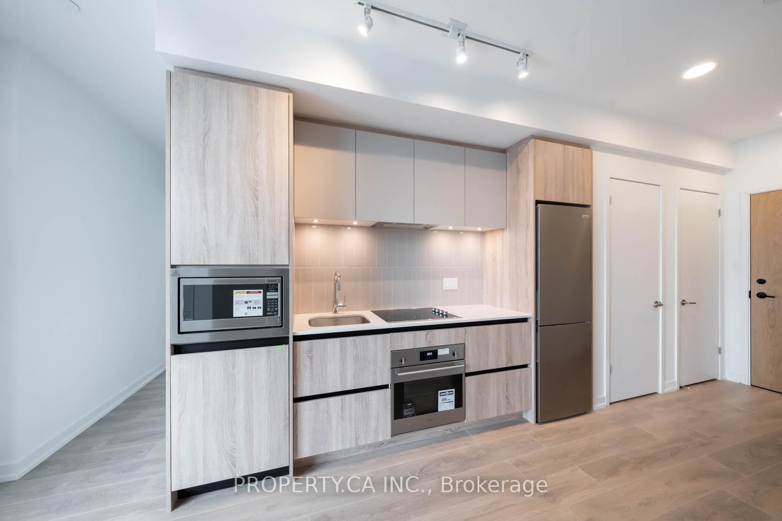 8 Beverley Glen Boulevard Unit 405, Vaughan