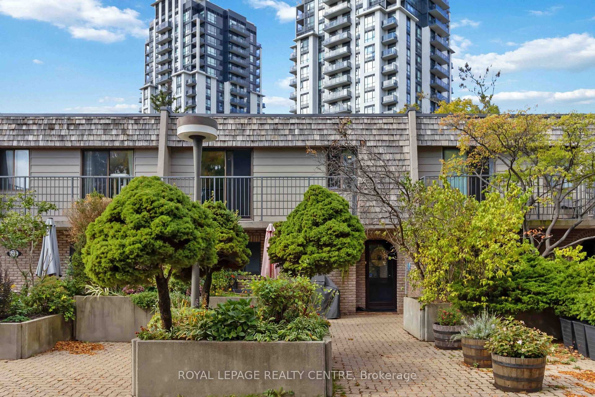 1330 Mississauga Valley Boulevard Unit 34, Mississauga, ON L5A 3T1 - Photo 1