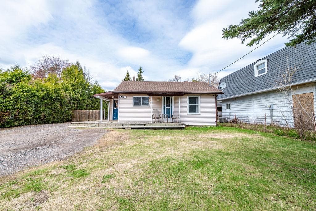 528 Almira Street, Pembroke