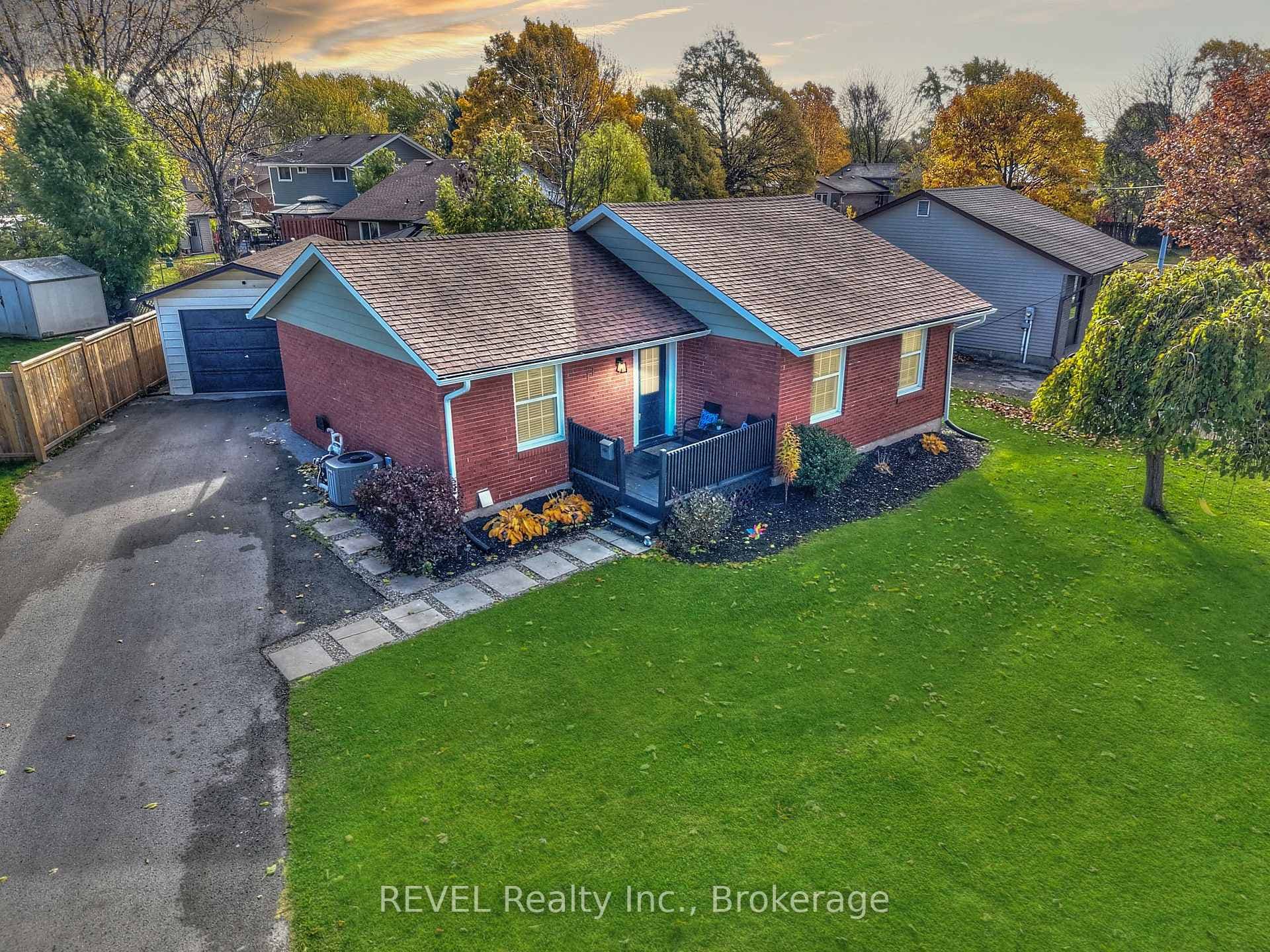 11 NEWLEAF Crescent, Welland, ON L3C 6B4 - Photo 1