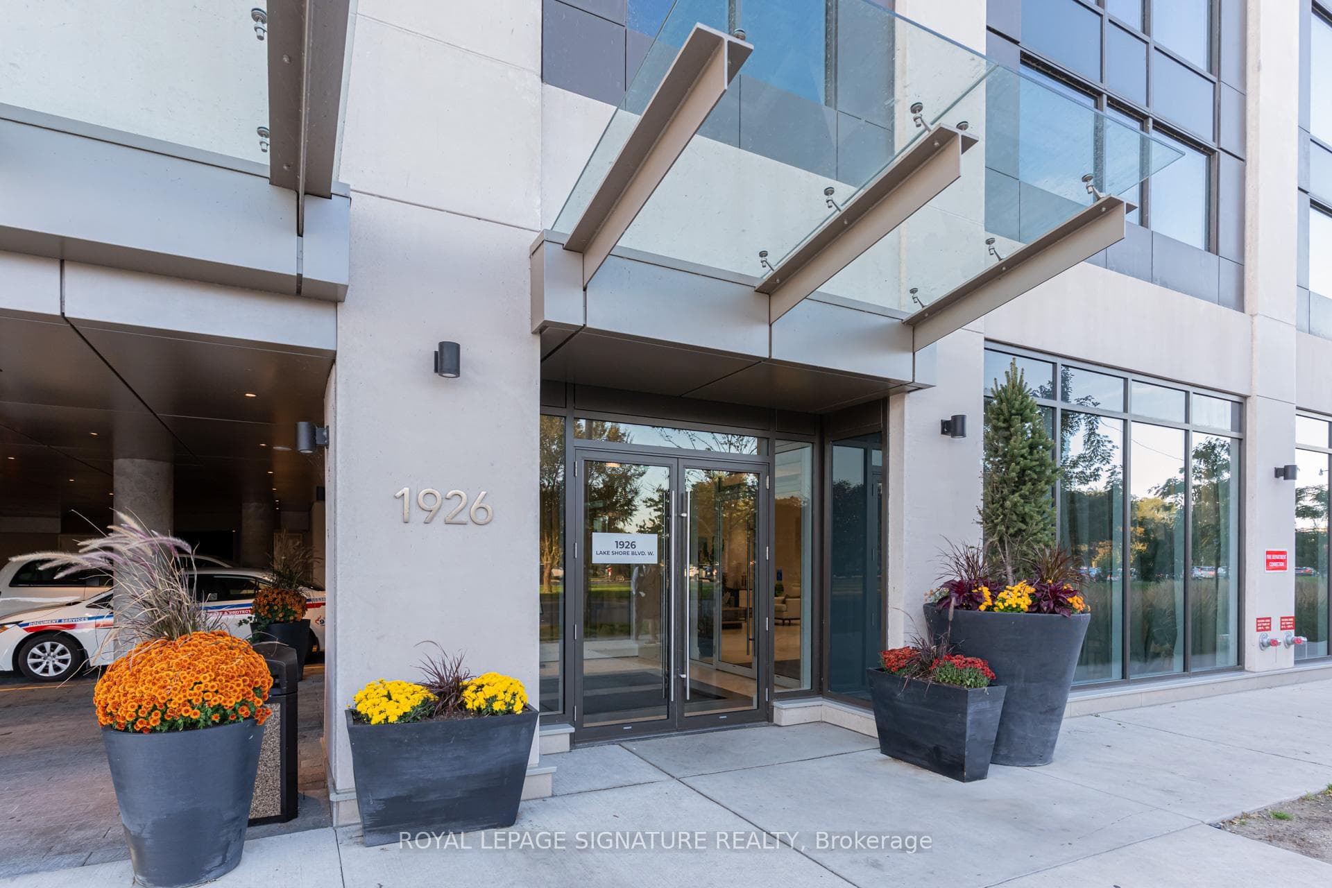 1926 Lake Shore Boulevard Unit 2217, High Park / Junction / Roncesvalles, ON M6S 1A1 - Photo 1