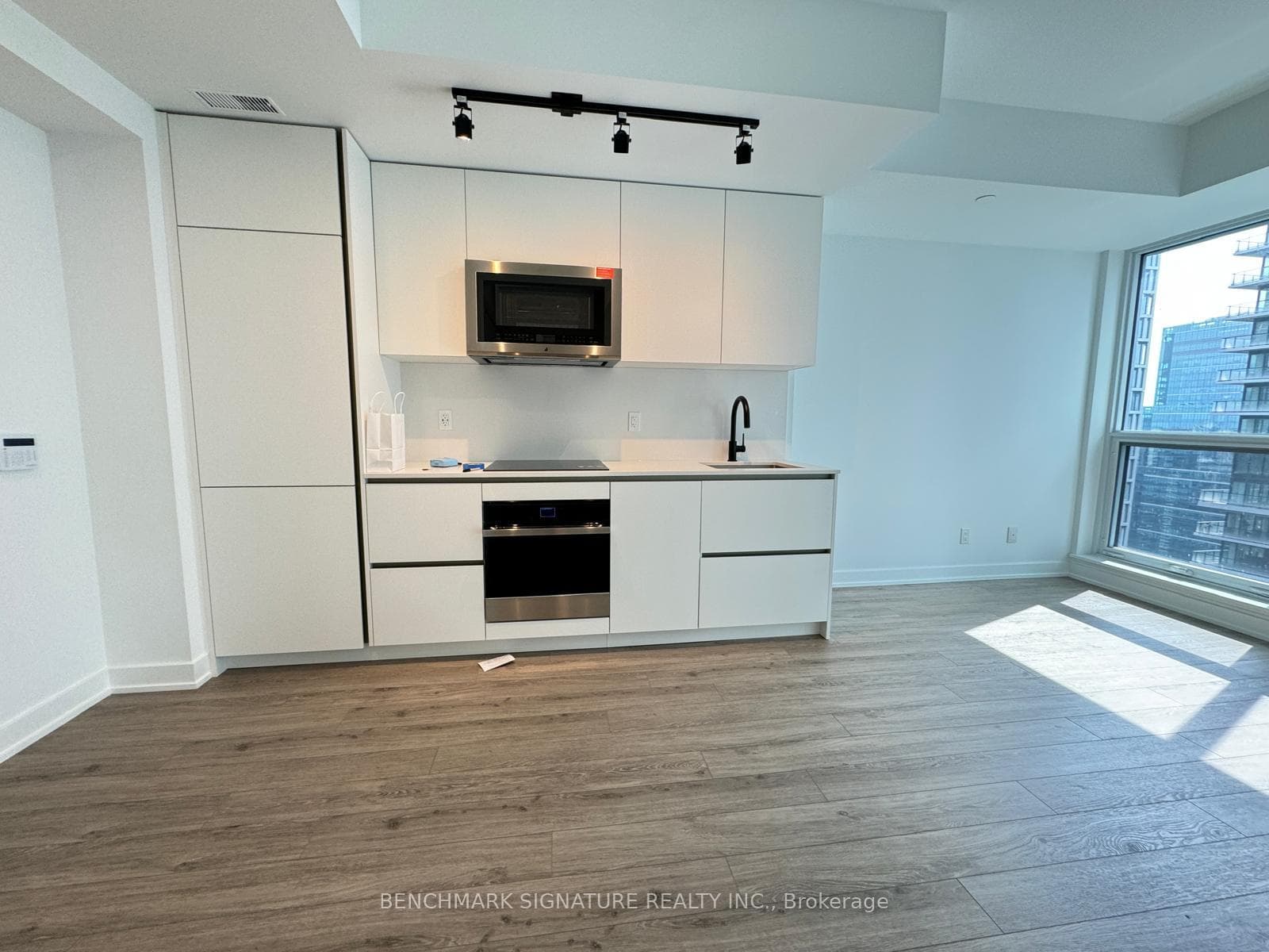 327 King Street Unit 3305, Downtown Toronto / Waterfront, ON M5V 0W7 - Photo 1