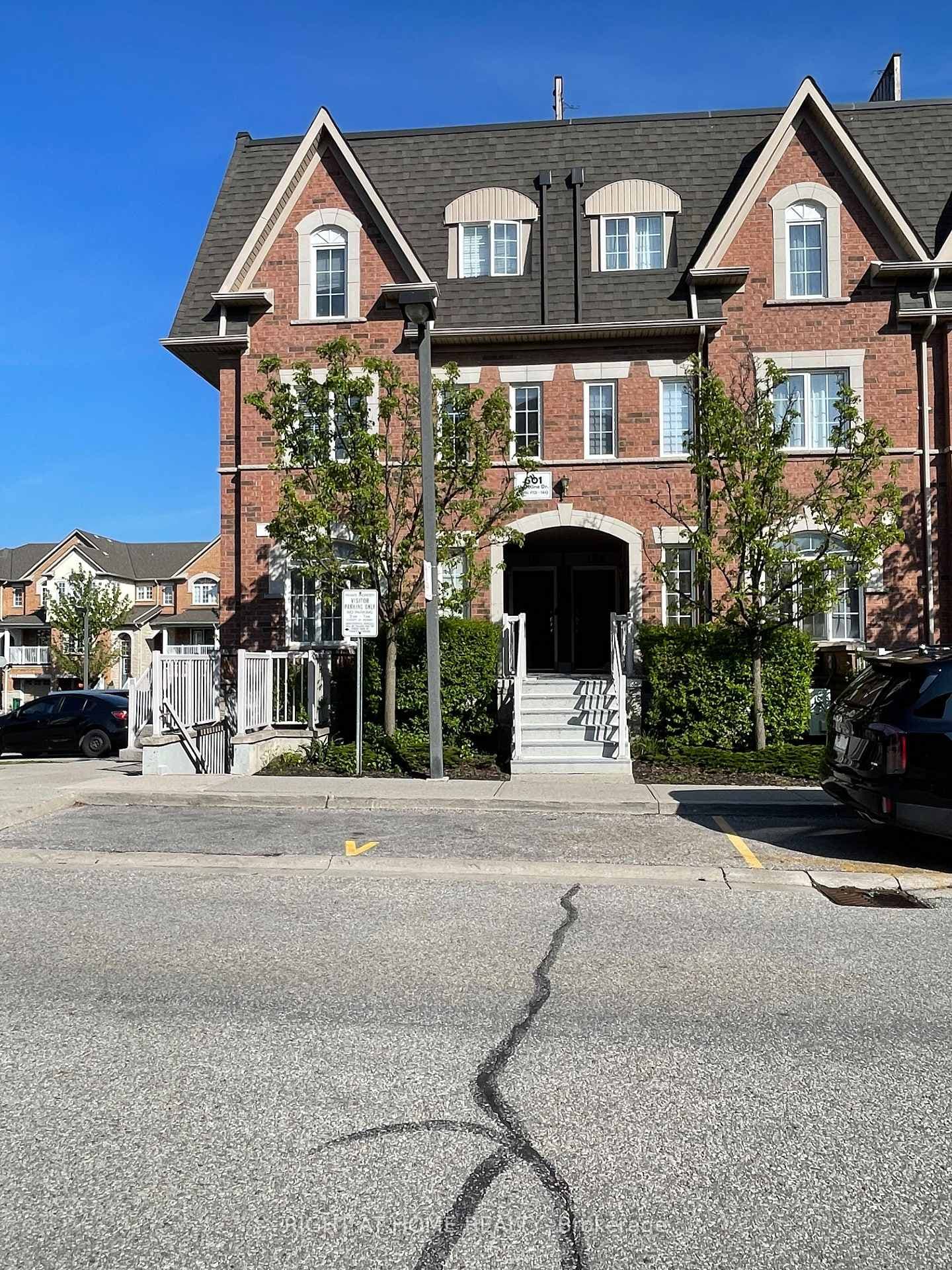 601 Shoreline Drive Unit 122, Mississauga, ON L5B 4J9 - Photo 1