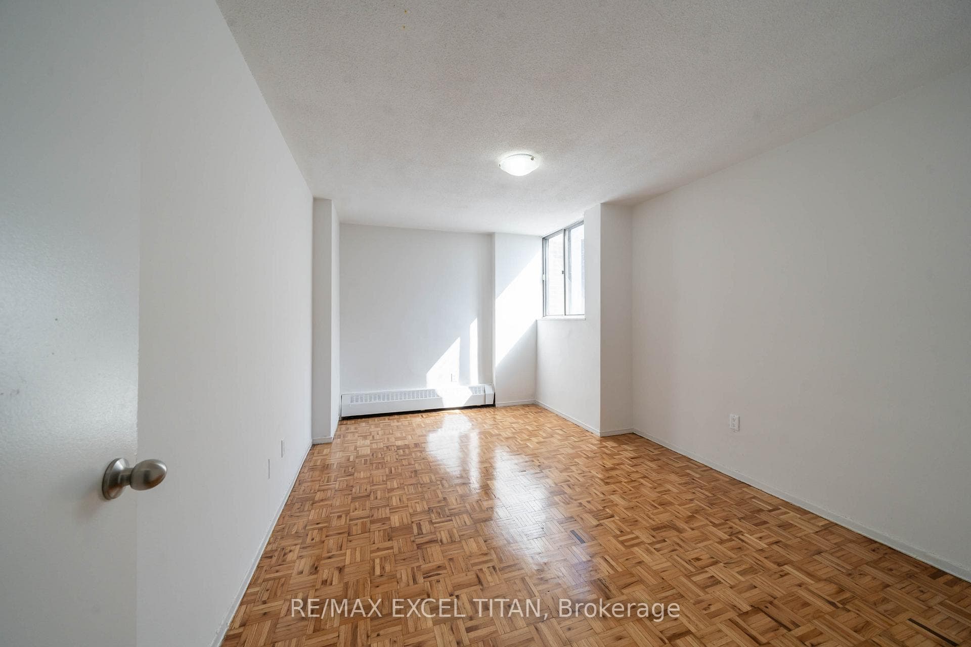 5 Glamorgan Avenue Unit 914, Dorset Park / Kennedy Park, ON M1P 4P1 - Photo 1