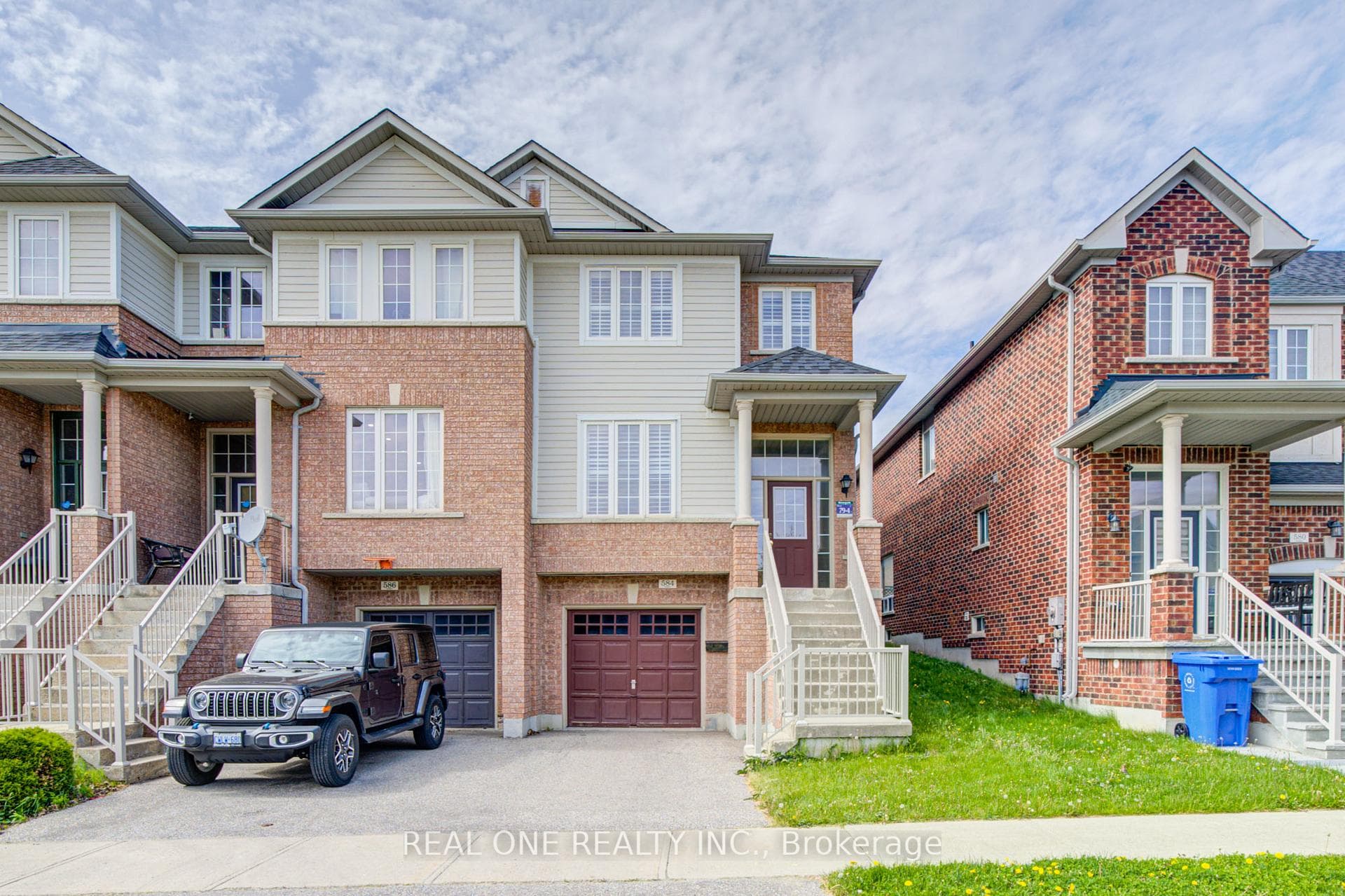 Appr.2000Sqft 4 Bedroom 2.5 Bath End Unit Townhome