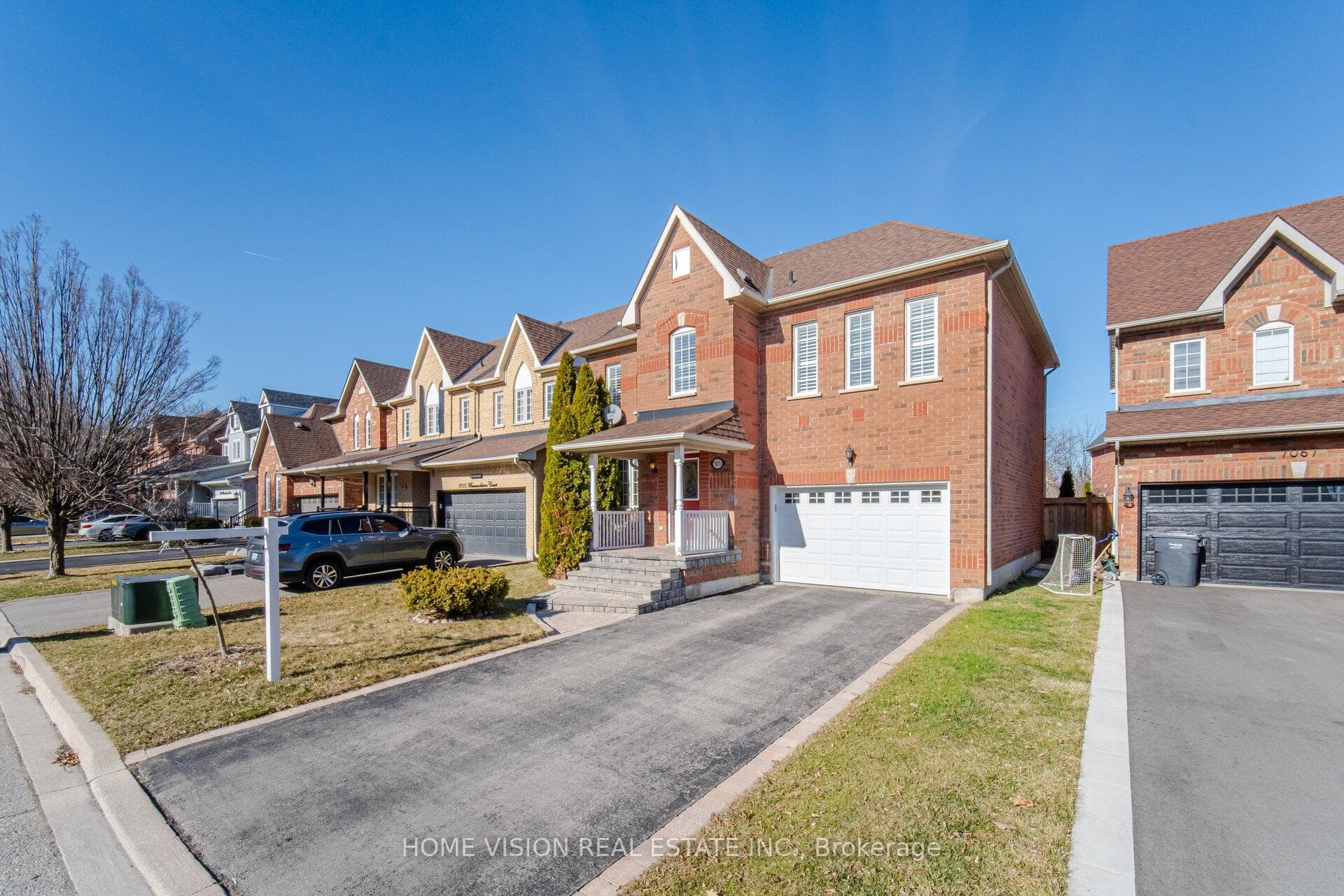 7071 Bannockburn Court, Mississauga, ON L5N 7L5 - Photo 1