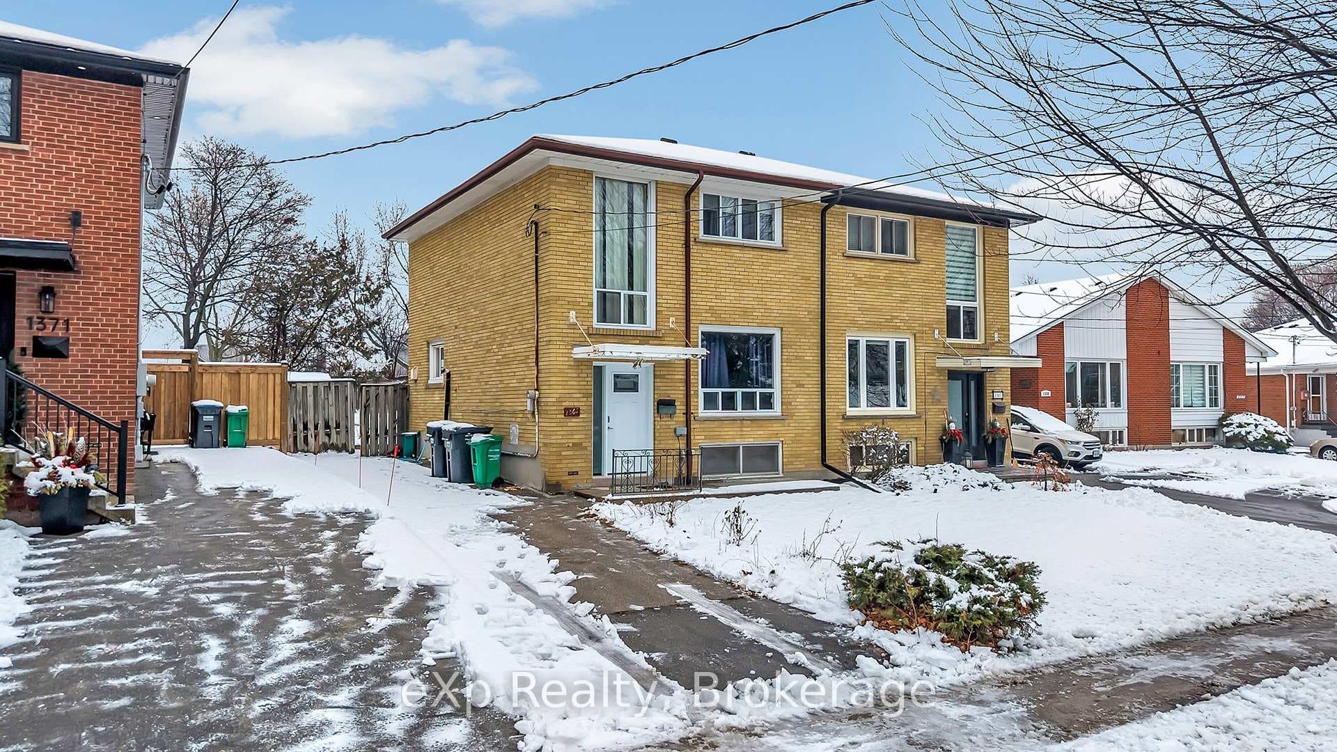 1367 Freeport Drive, Mississauga, ON L5C 1S5 - Photo 1