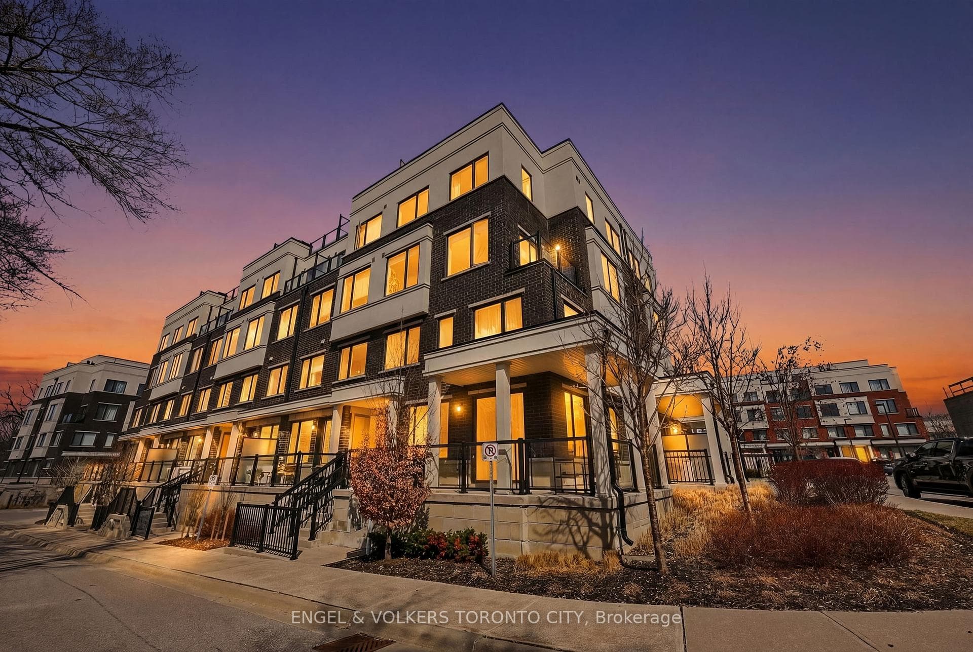 300 Alex Gardner Circle Unit 42, Aurora, ON L4G 3G5 - Photo 1