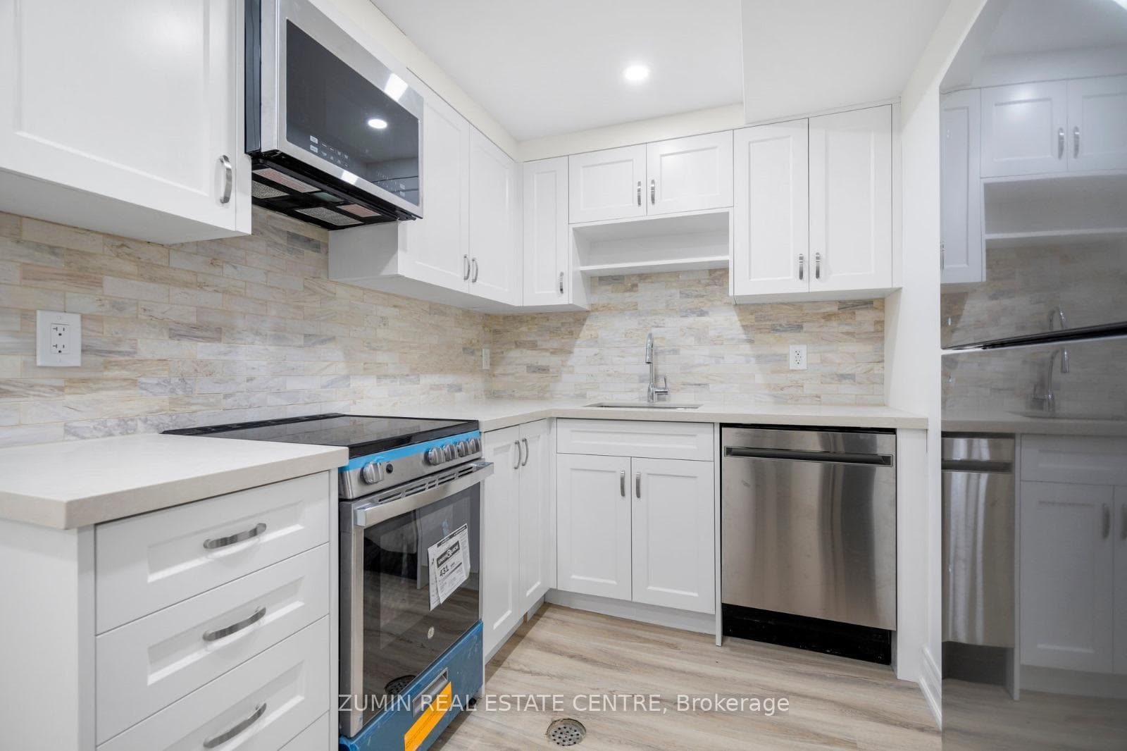 3381 Kelowna Court, Mississauga, ON L5C 2E5 - Photo 1